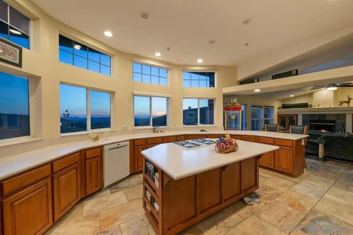 https://cdn.realtyfeed.com/cdn/127/230009198/f15cc7248fcb76fecd0b6a39527fadb0.webp