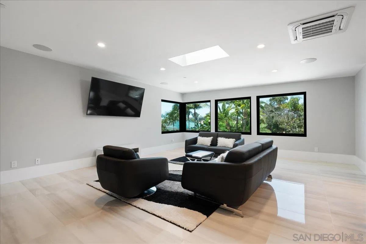 https://cdn.realtyfeed.com/cdn/127/230010083/c43367d2547baed609ed848553896ab1.webp
