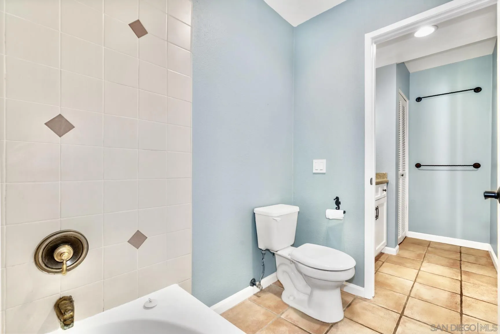 https://cdn.realtyfeed.com/cdn/127/230011806/184a9861fa23e777a15daac379be0cf7.webp