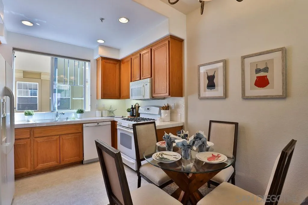 Photo #6: 230012495 Listing 