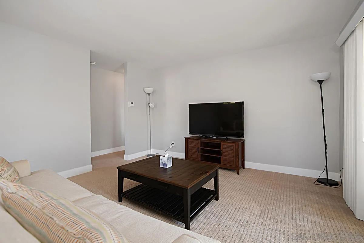 Photo #5: 230012543 Listing 