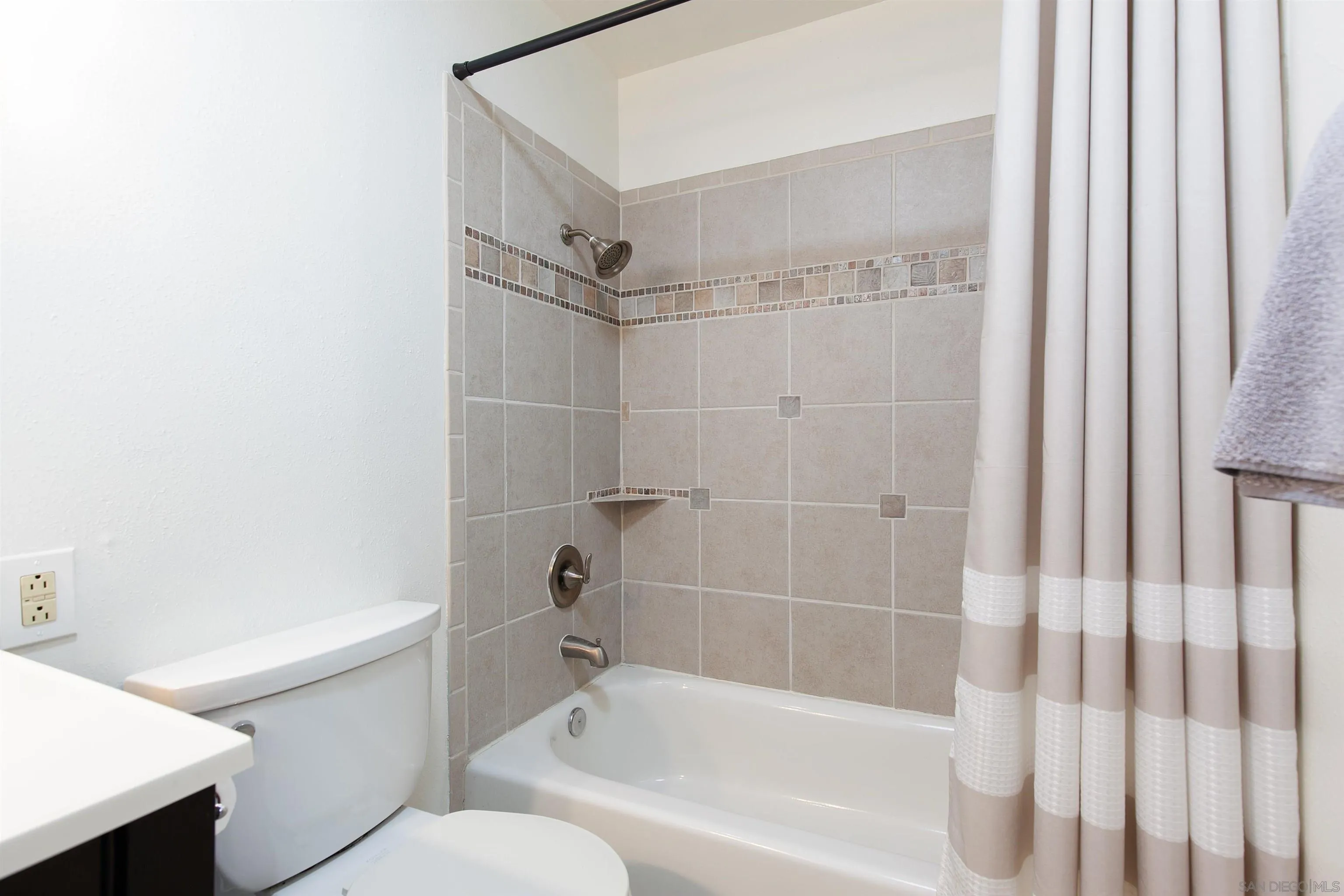 https://cdn.realtyfeed.com/cdn/127/230014554/4ea605e141e60b0446bd2293581b5053.webp