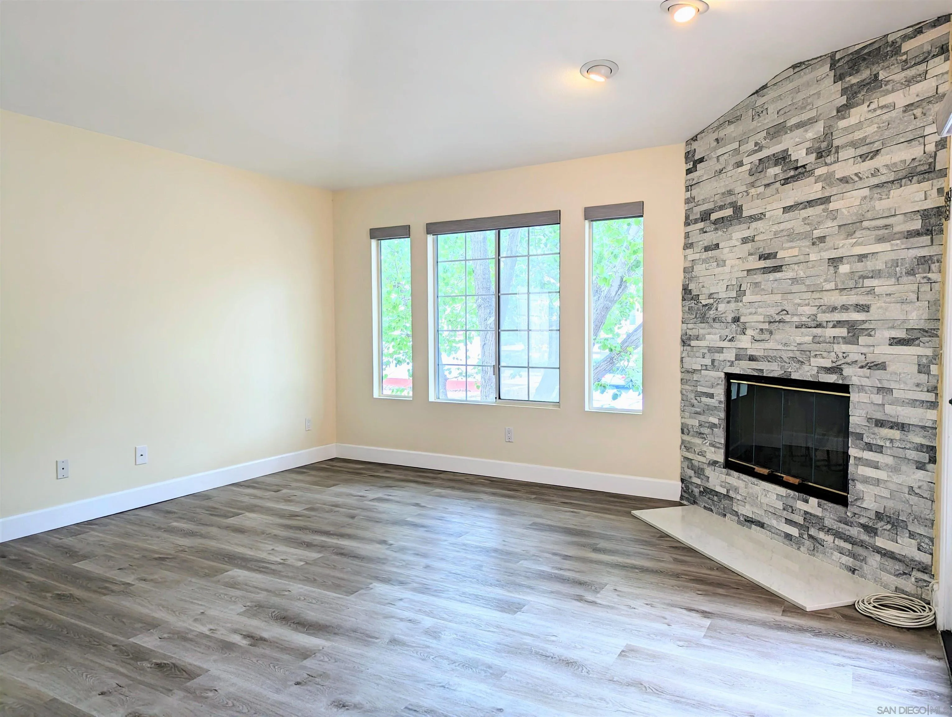Photo #4: 230016915 Listing 