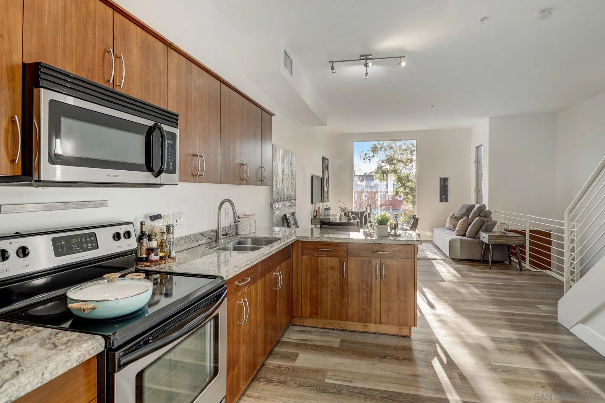 https://cdn.realtyfeed.com/cdn/127/230018158/e675b178bd56bd4b77934b8525022f10.webp