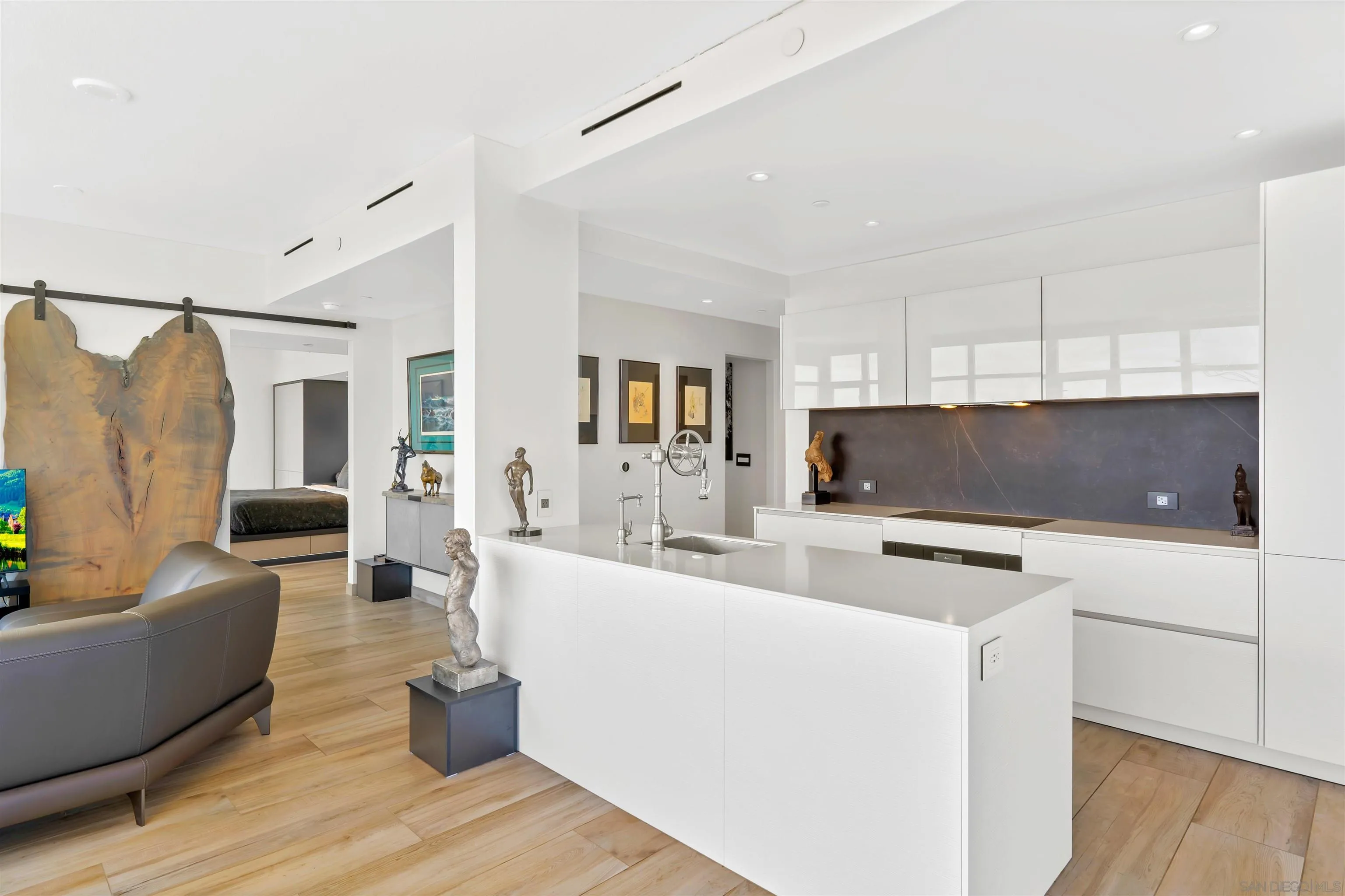 https://cdn.realtyfeed.com/cdn/127/230018432/5438c71482850426aa1c9b9b99ec9b71.webp