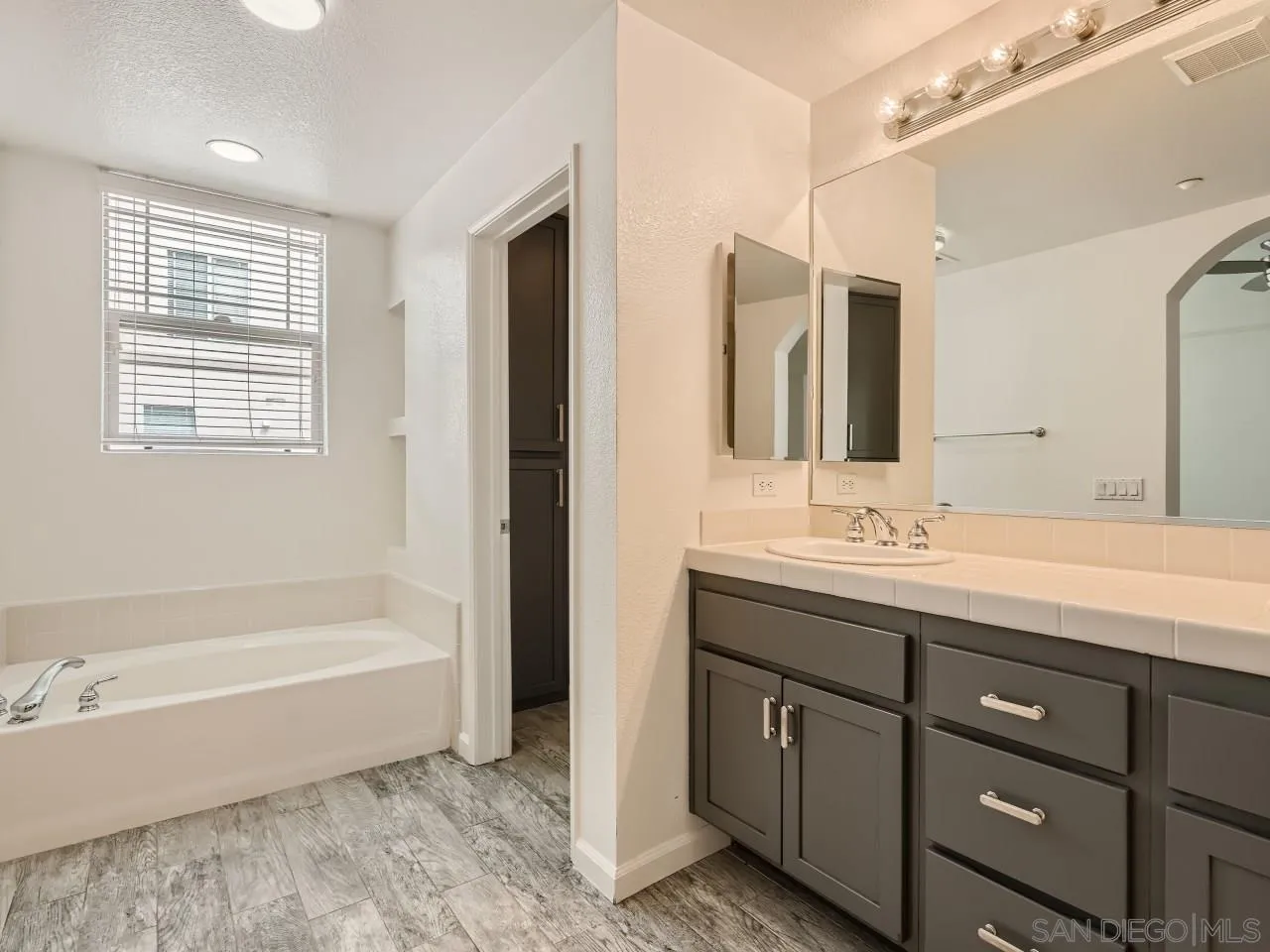 Photo #5: 230019490 Listing 