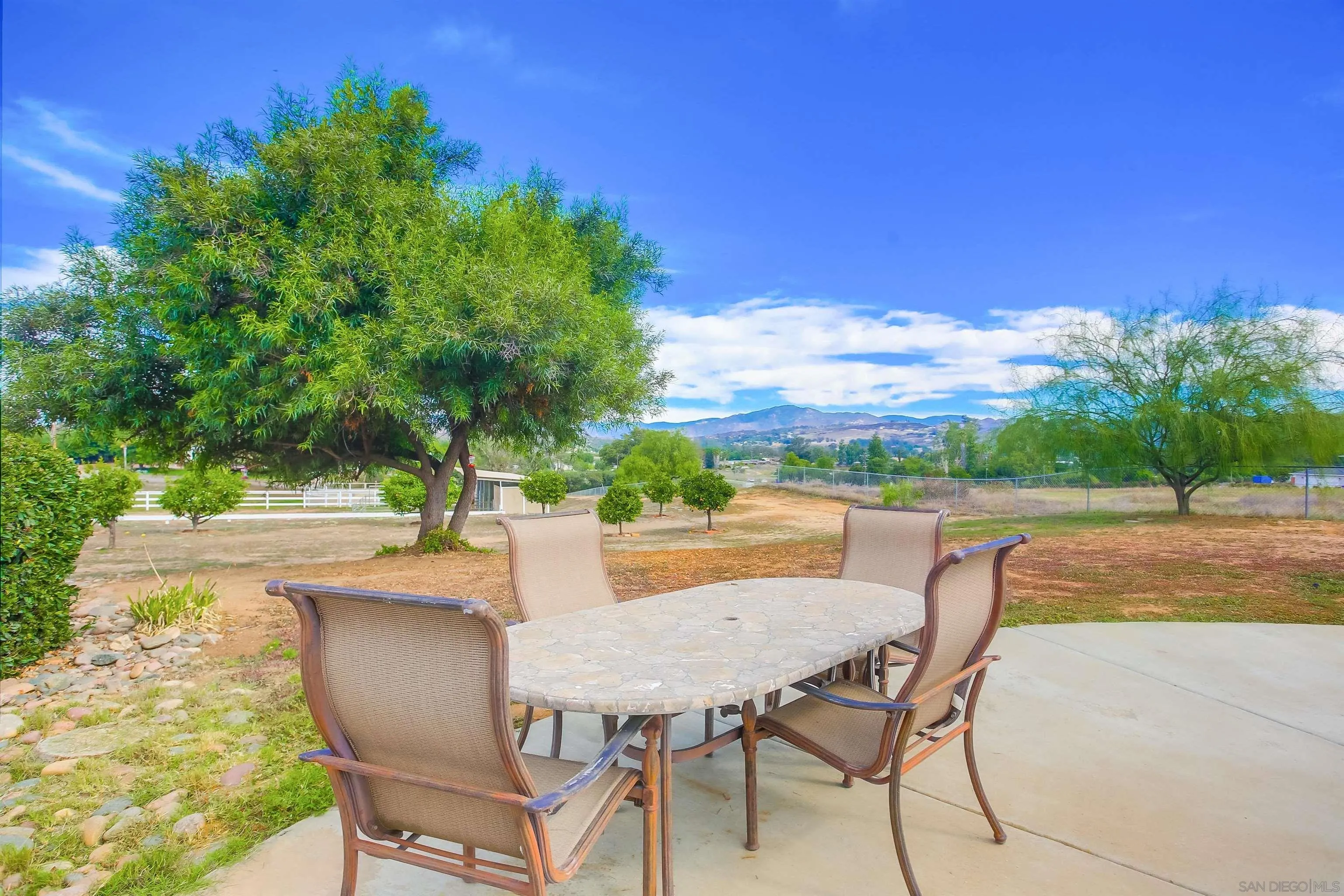 https://cdn.realtyfeed.com/cdn/127/230019527/21897672a3fe96c4cc93634277147b06.webp