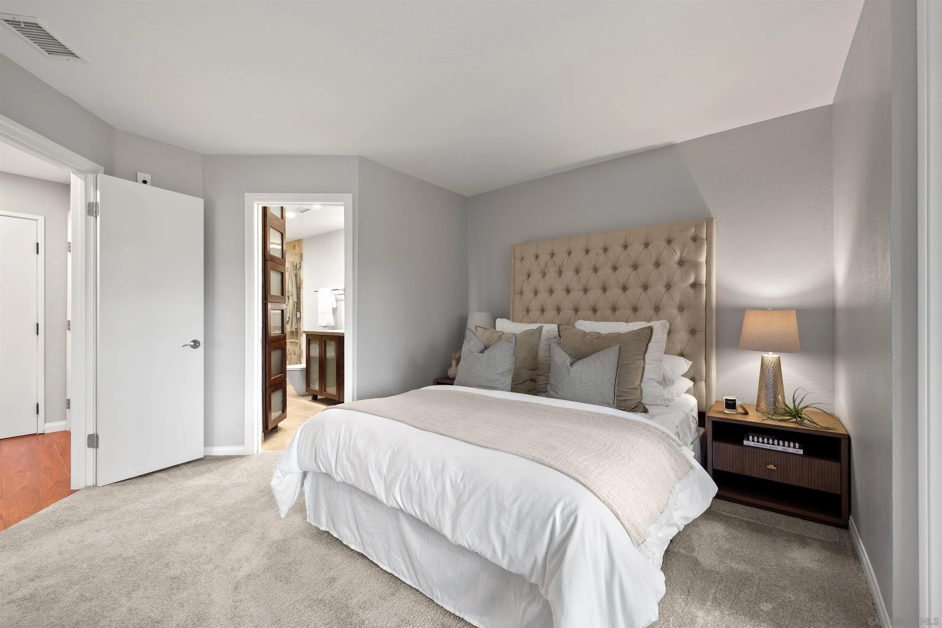 https://cdn.realtyfeed.com/cdn/127/230019546/b7b5eb00eec4537be88b2c5020f5a4ad.webp