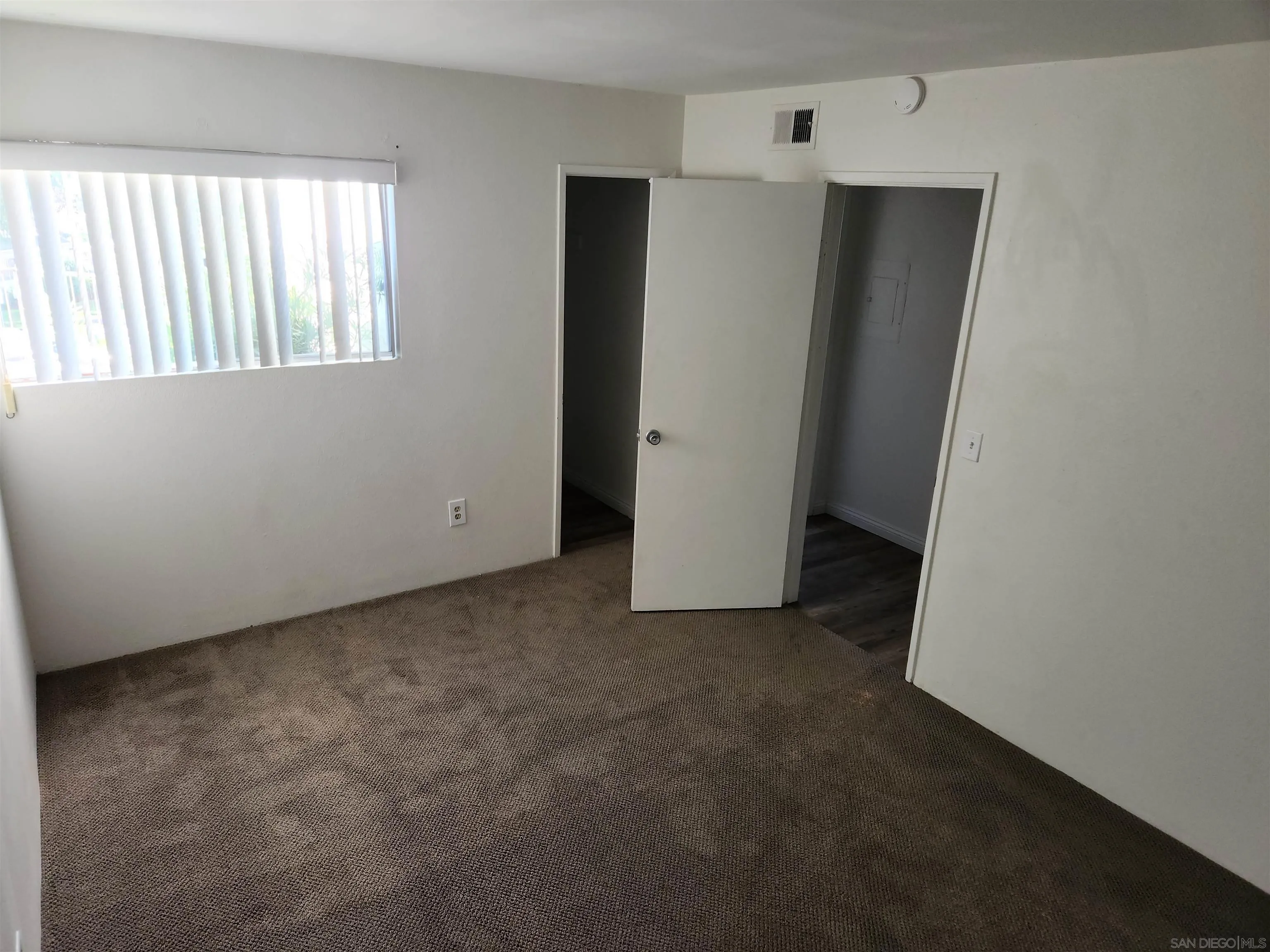 Photo #5: 230020580 Listing 