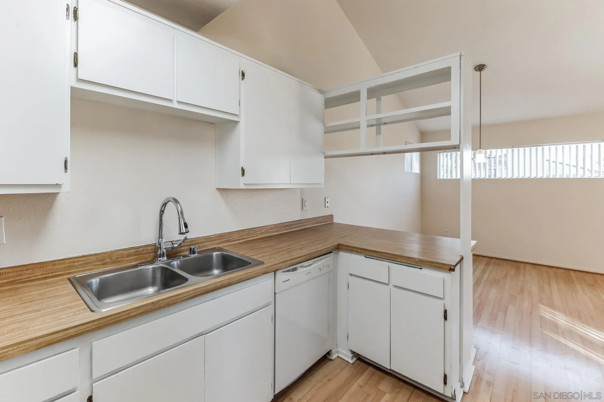 Photo #5: 230021899 Listing 