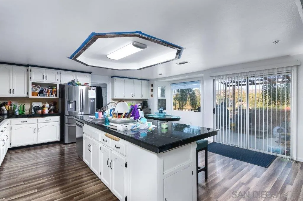 https://cdn.realtyfeed.com/cdn/127/230021906/f0bd10e910f7f45062653895ce66285d.webp