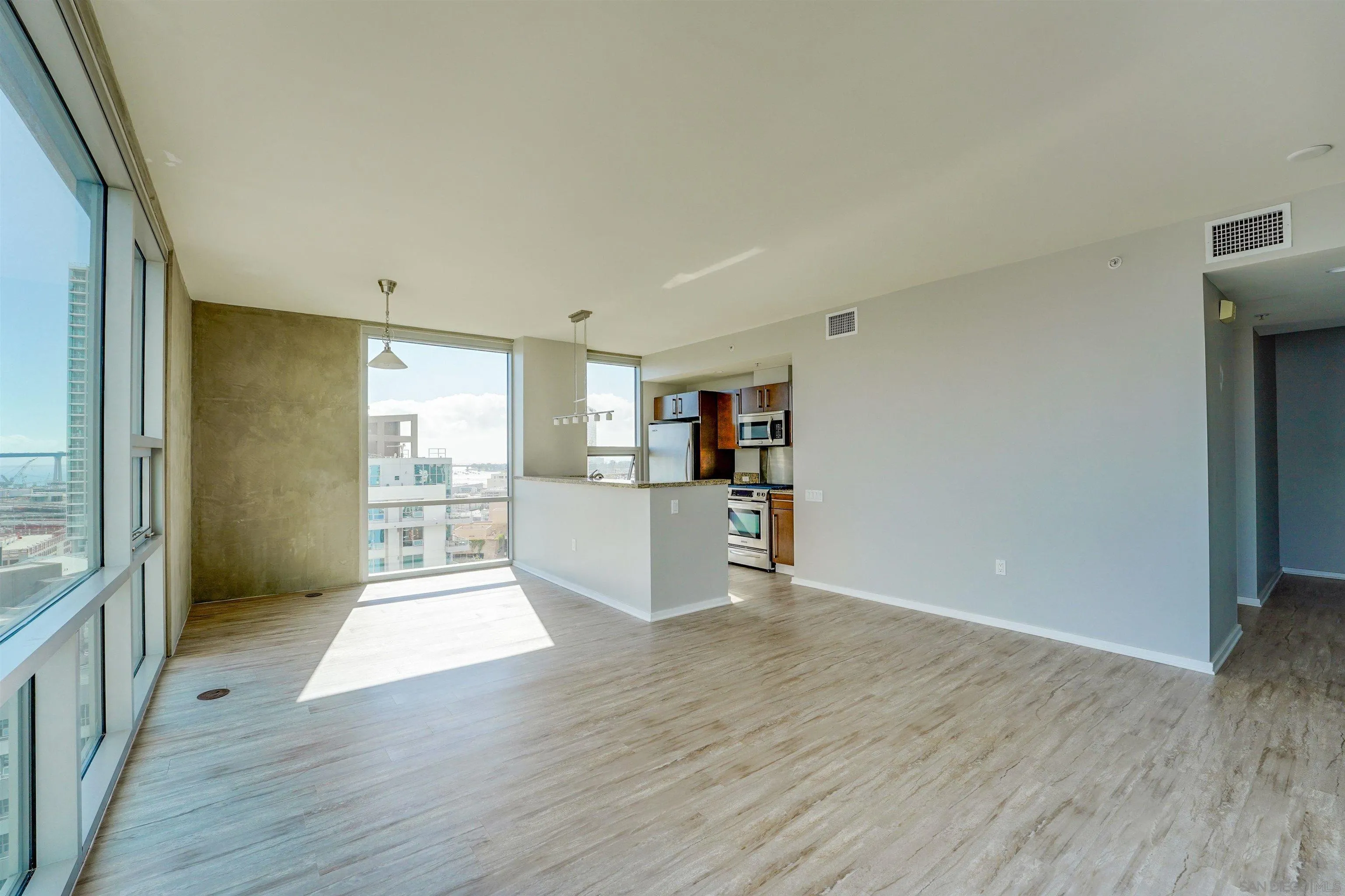 Photo #4: 230022192 Listing 