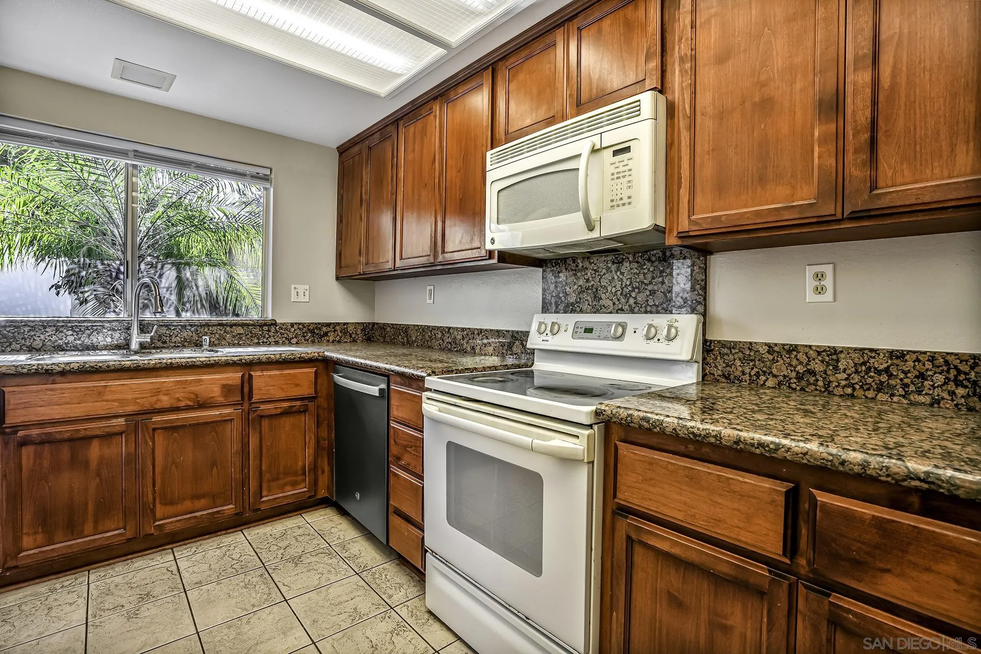 https://cdn.realtyfeed.com/cdn/127/230022283/6c7a63a49608eb3af325f1411b27301c.webp