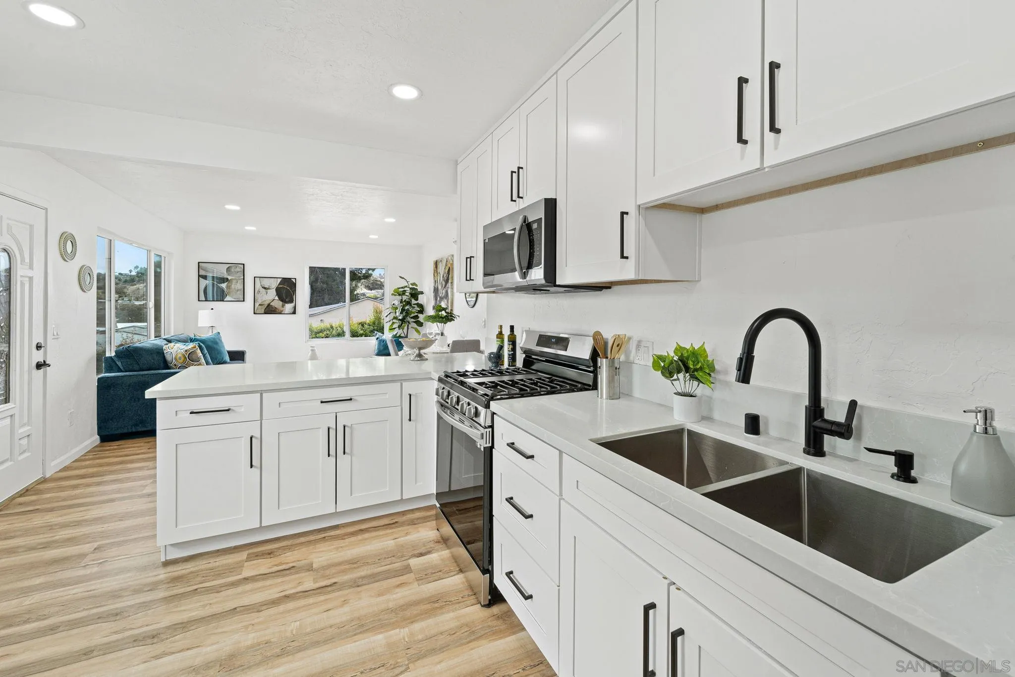 https://cdn.realtyfeed.com/cdn/127/230022627/934de19107b4eae822b4c155a3b8b68b.webp