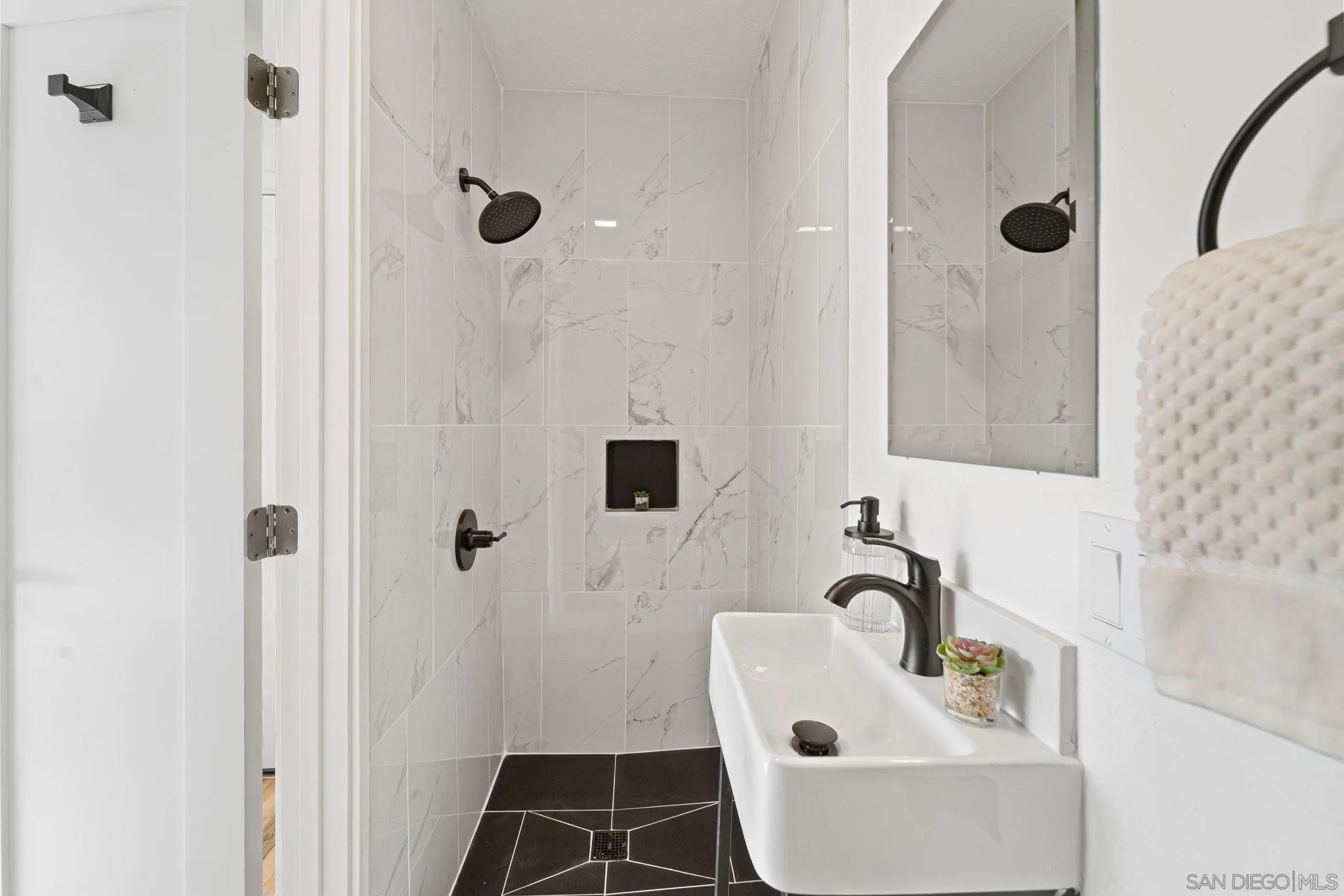 https://cdn.realtyfeed.com/cdn/127/230022627/a7db3b4ca1128e78afaf2fd8fad28294.webp
