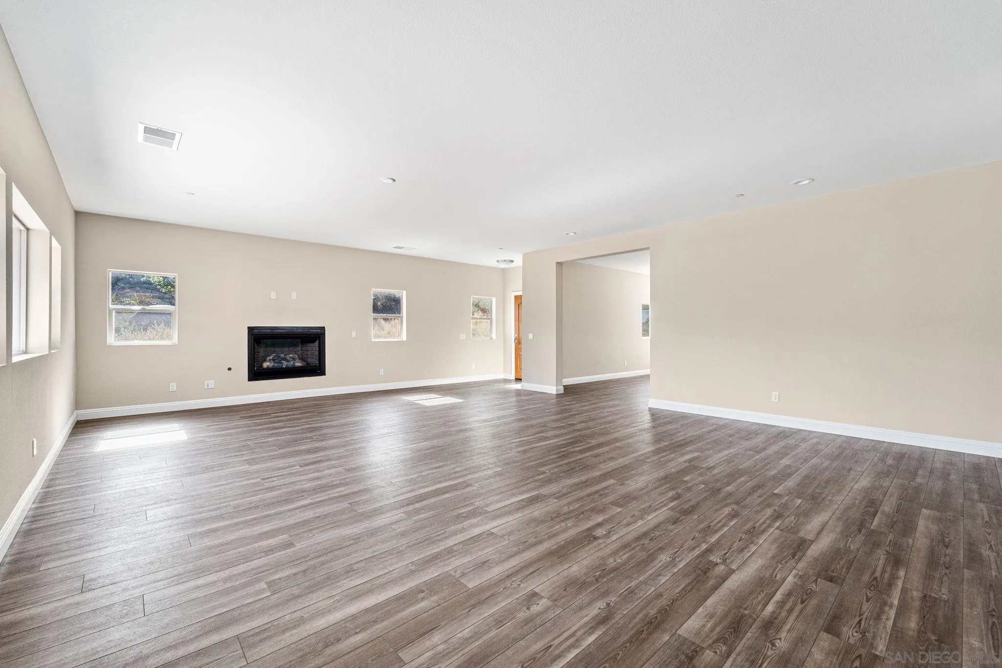 https://cdn.realtyfeed.com/cdn/127/230022984/392e43557471cc713786bc4cdb40fff7.webp
