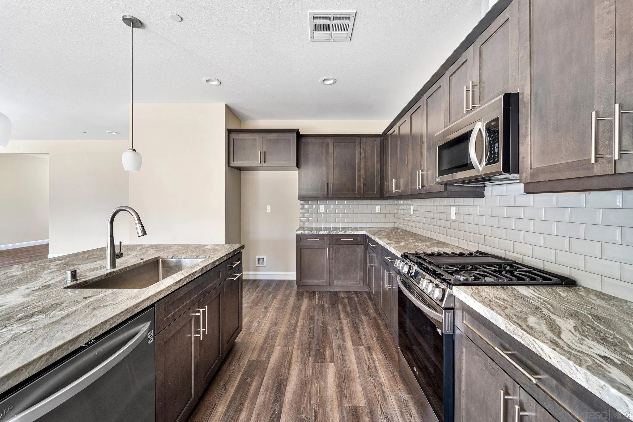 https://cdn.realtyfeed.com/cdn/127/230022984/b71d326d9dc754a7523fb7ccf358be52.webp