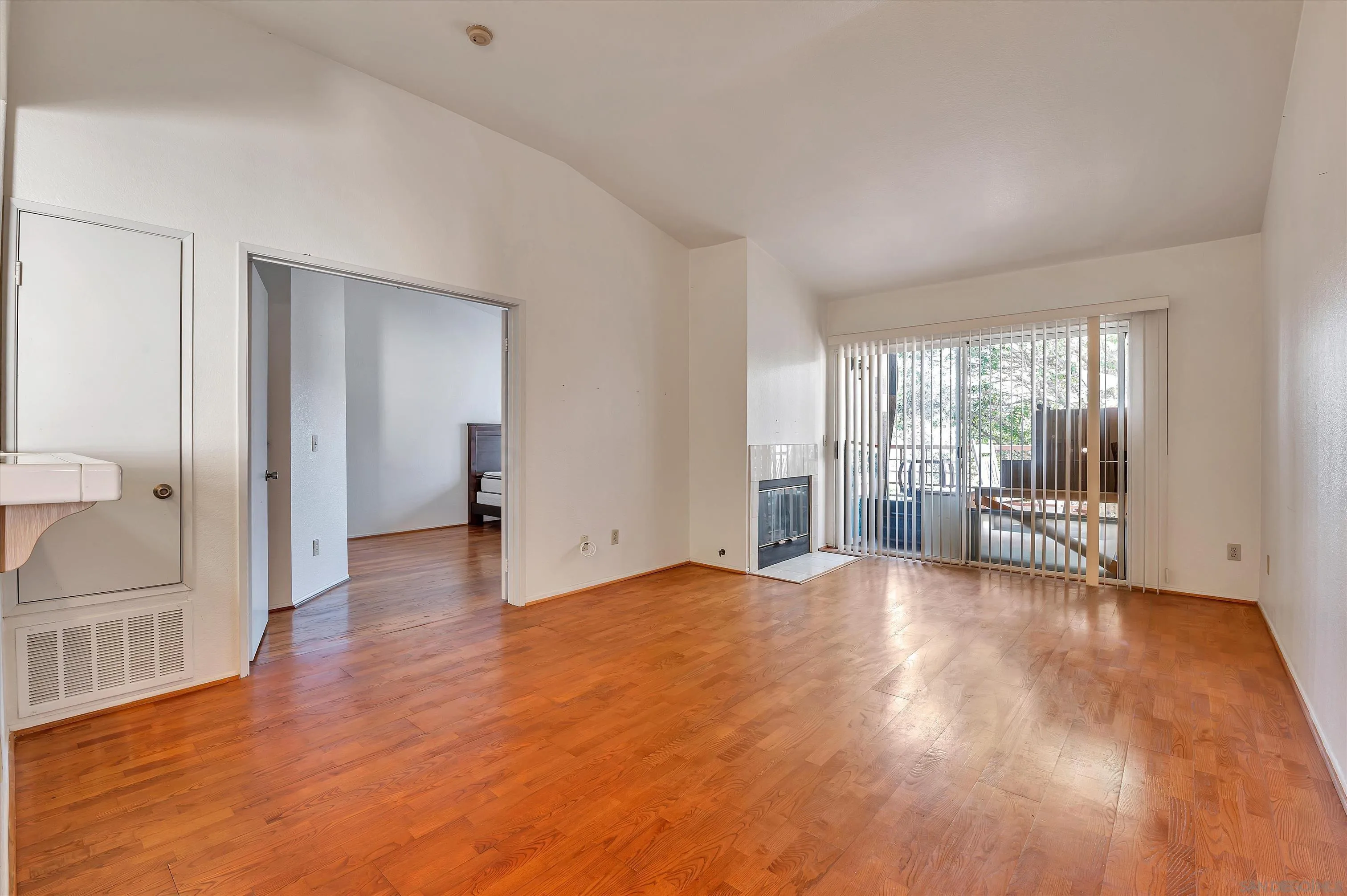 Photo #4: 230023268 Listing 
