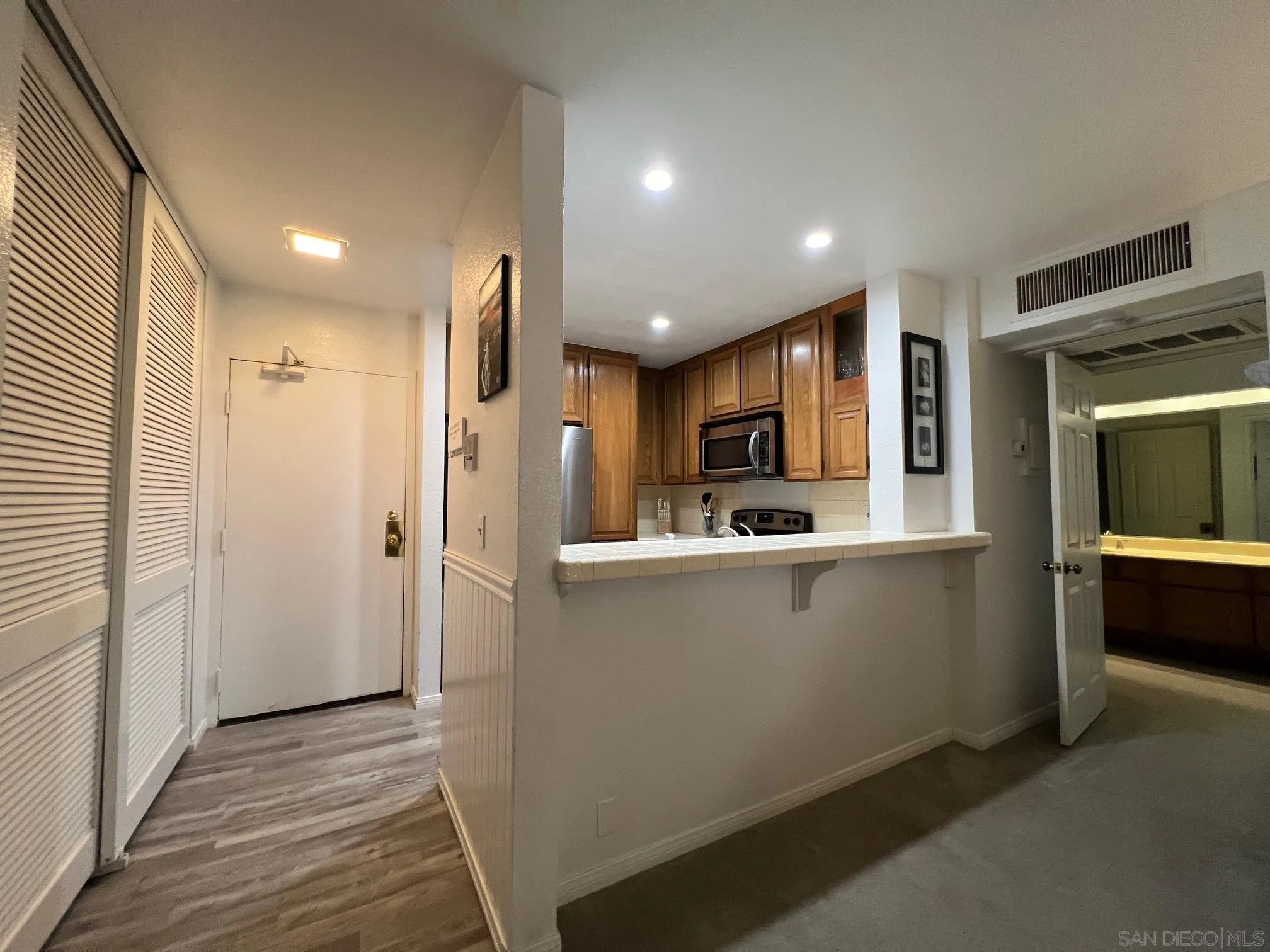 Photo #6: 230023526 Listing 