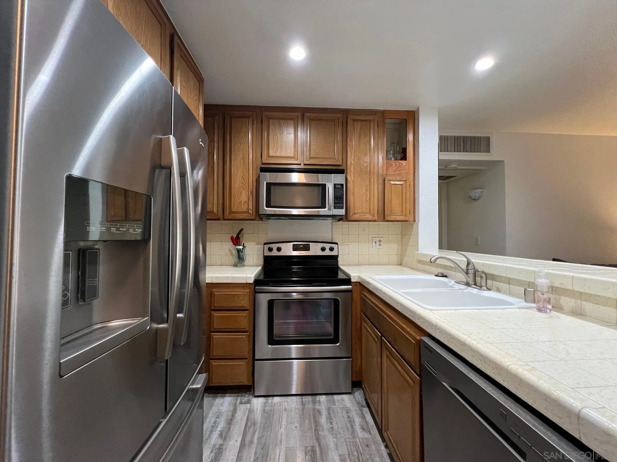 Photo #5: 230023526 Listing 