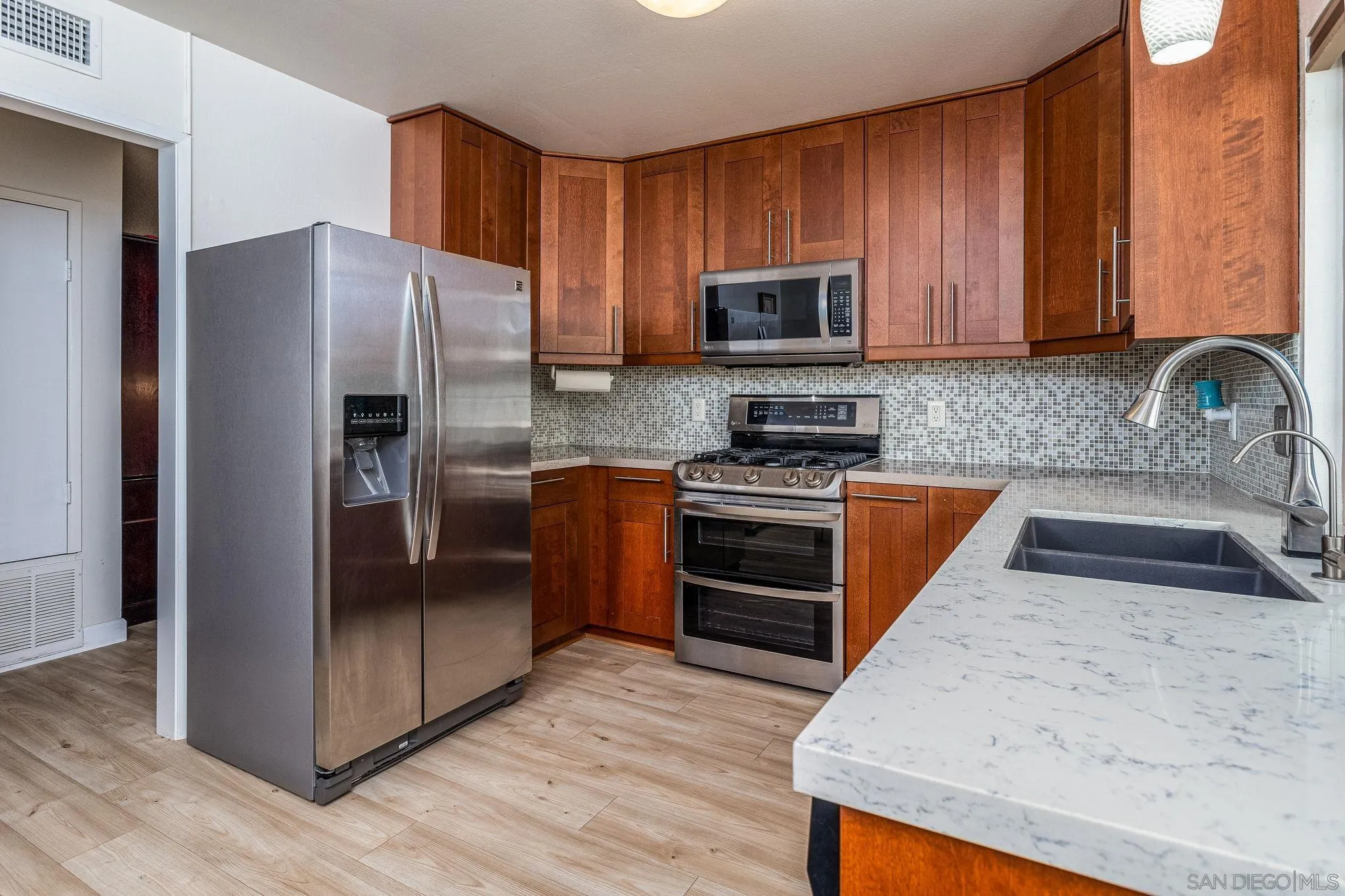 Photo #6: 230023818 Listing 