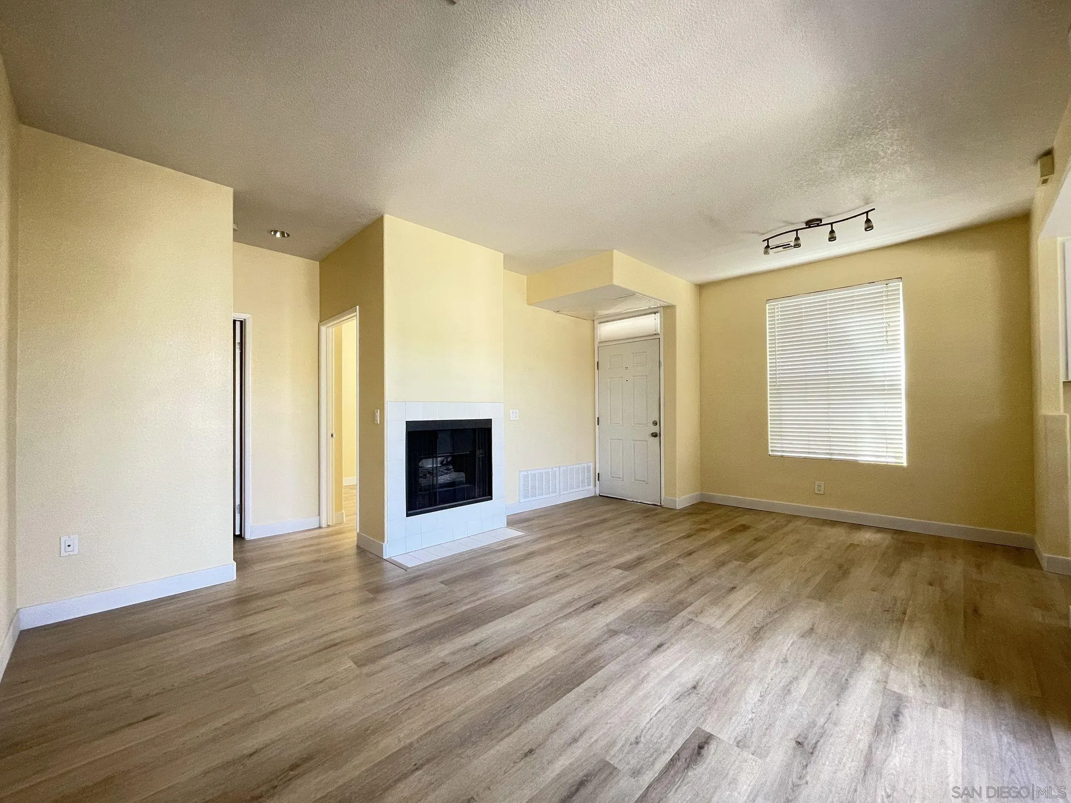 Photo #6: 230023891 Listing 