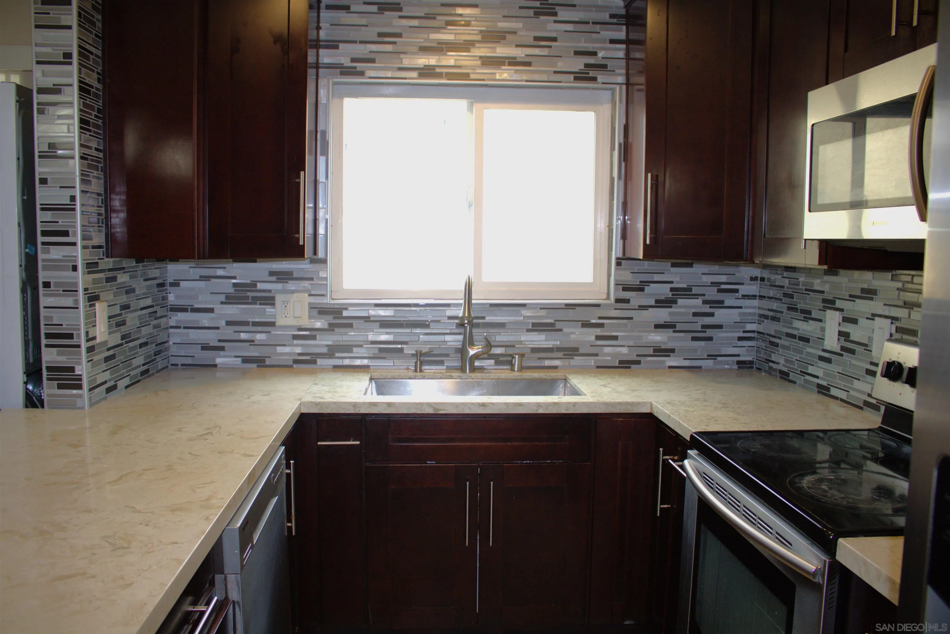 Photo #2: 240001528 Listing 