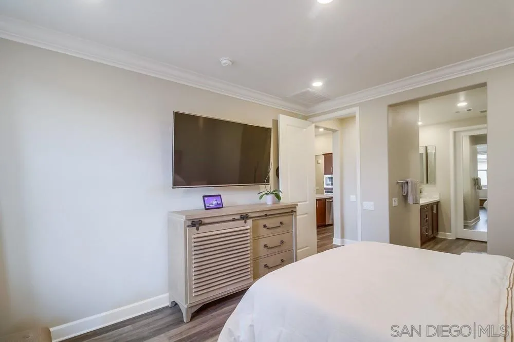 https://cdn.realtyfeed.com/cdn/127/240001915/0157a699356c40653abf7bf7f4940d45.webp