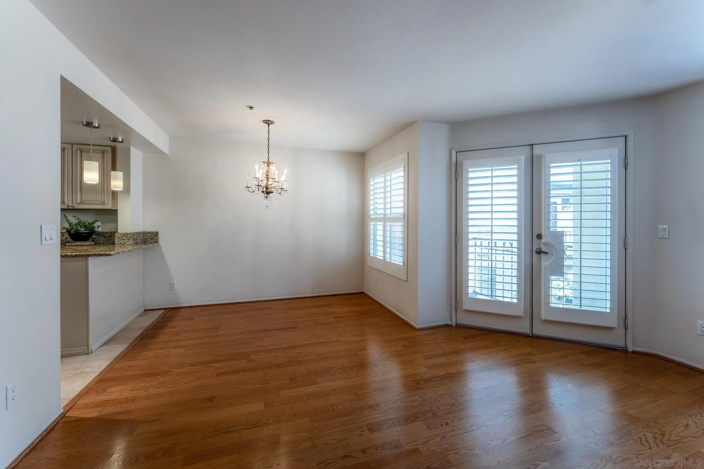 Photo #3: 240002597 Listing 