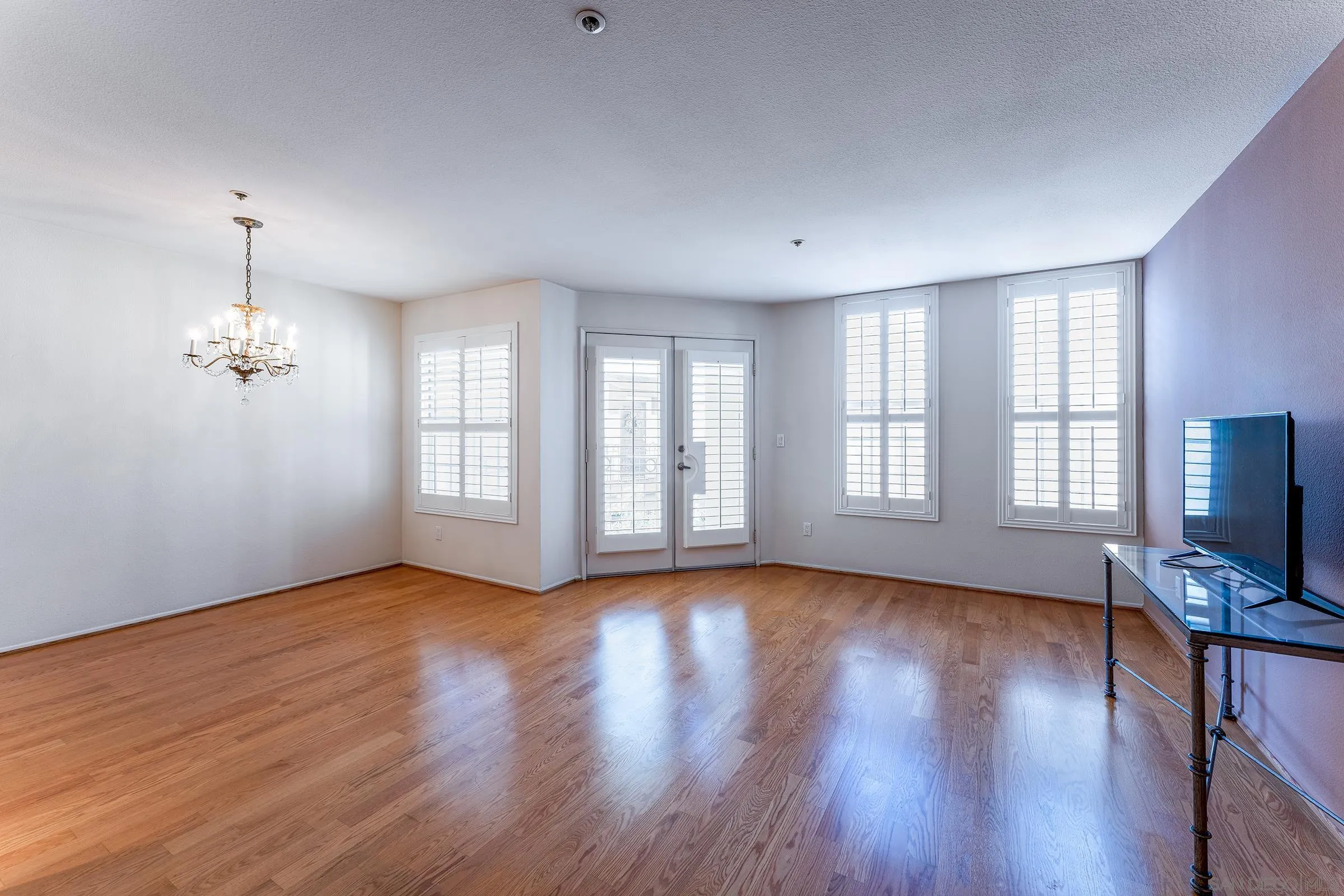 Photo #5: 240002597 Listing 