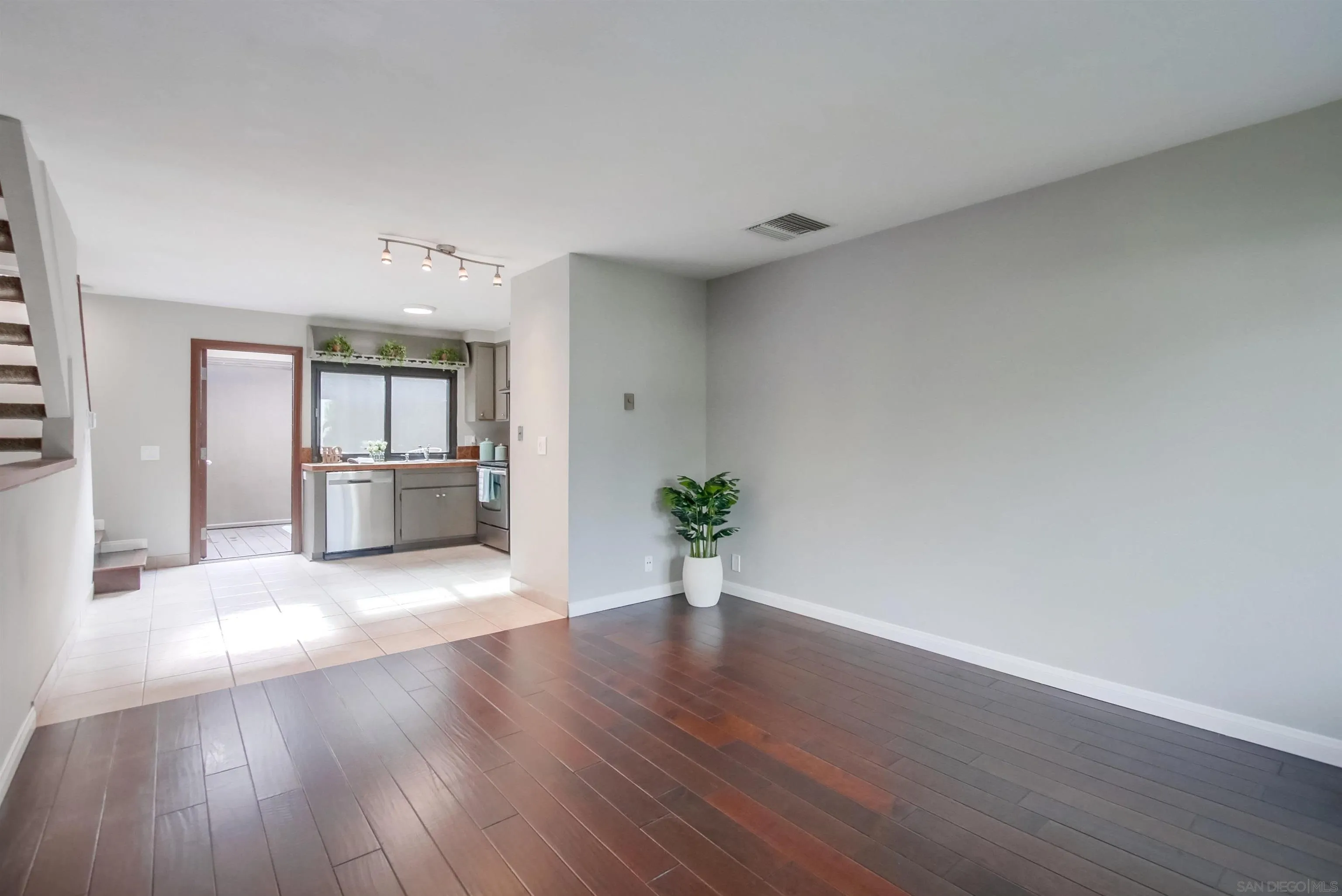 Photo #2: 240002813 Listing 