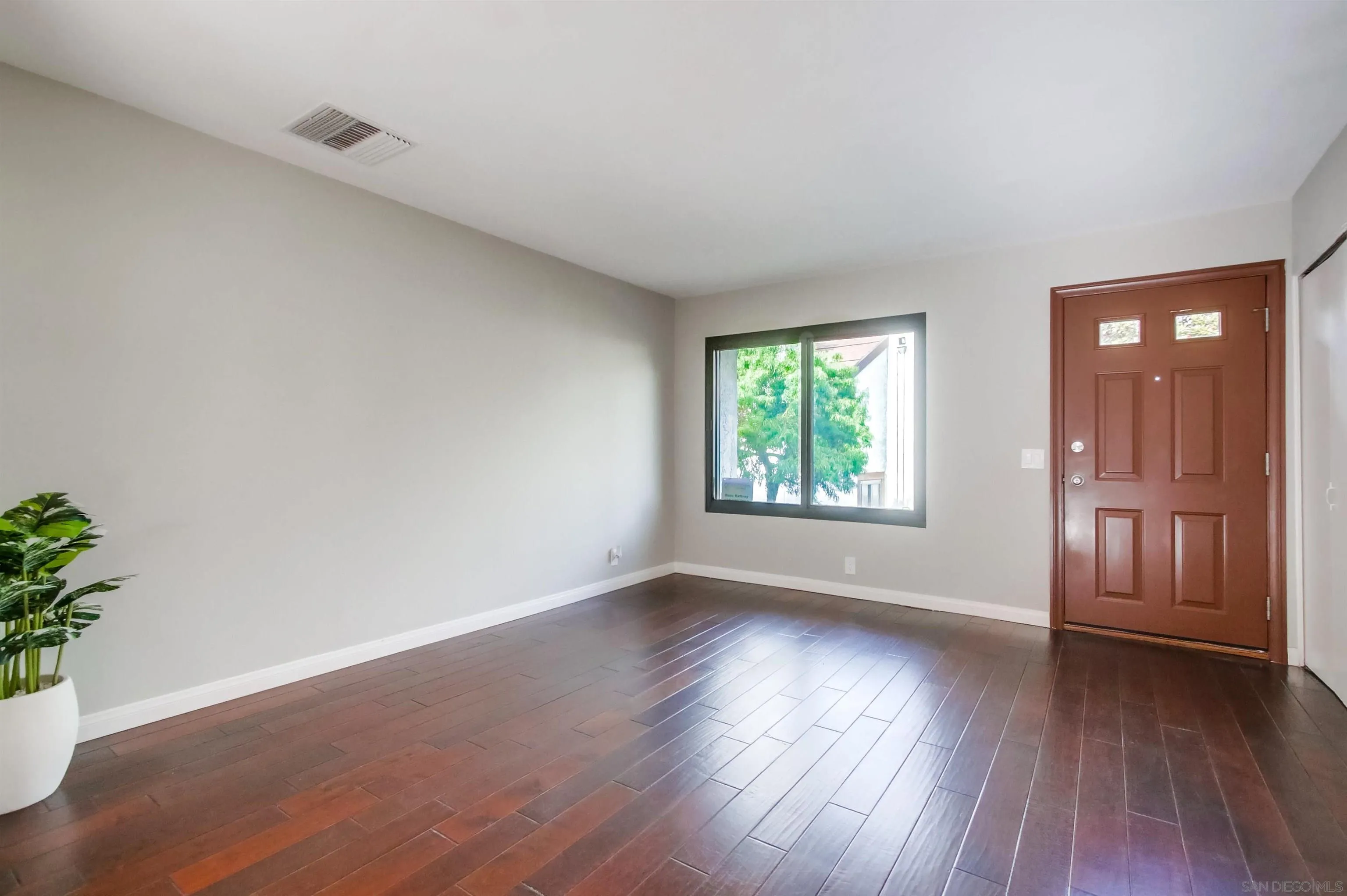 Photo #3: 240002813 Listing 