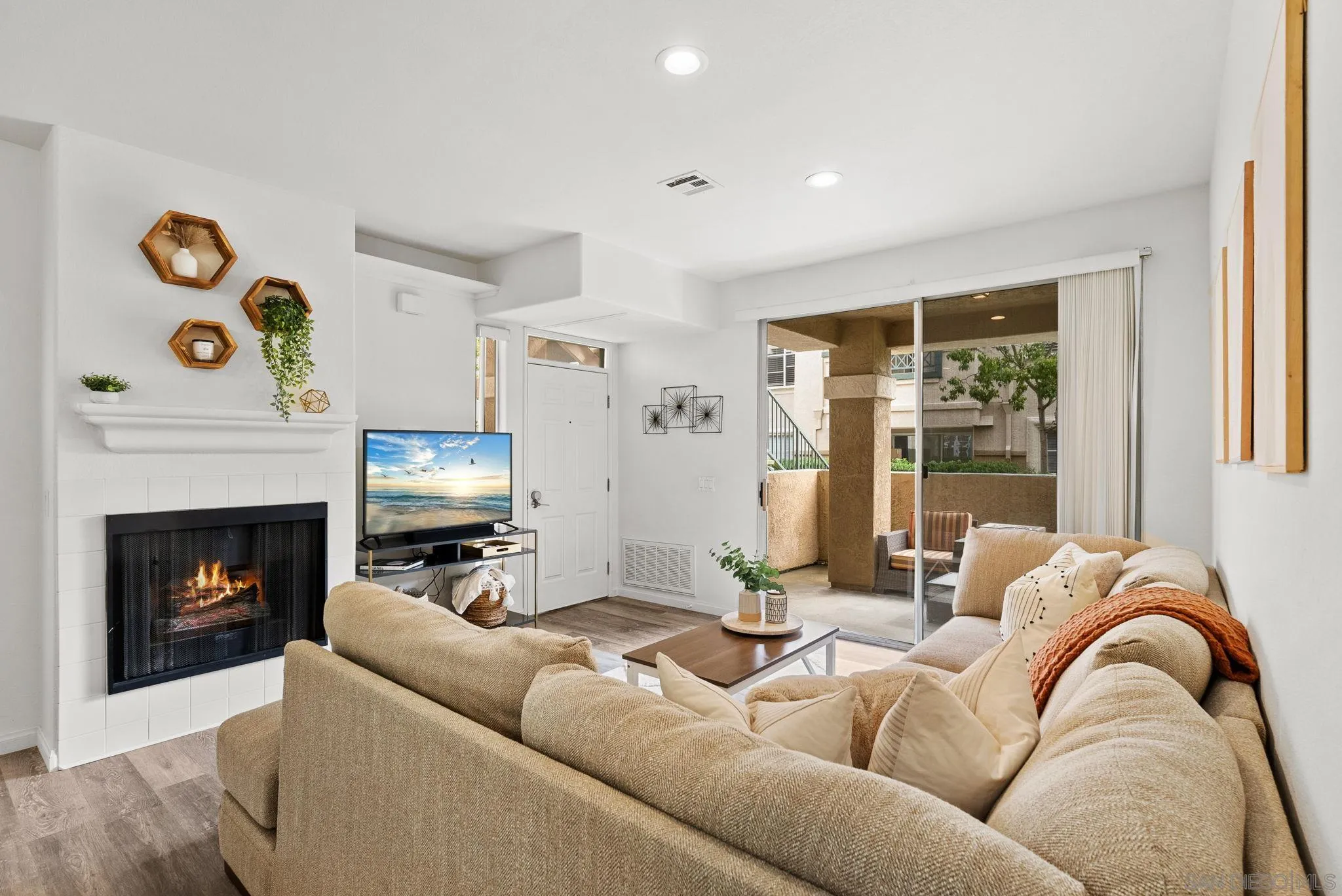 Photo #4: 240002819 Listing 