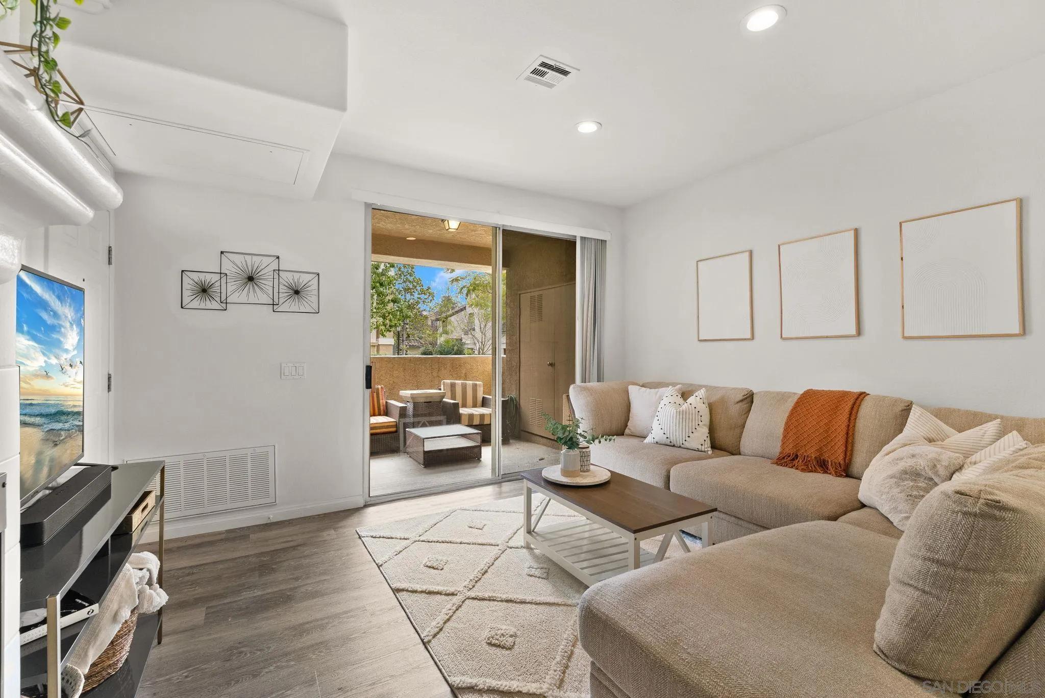 Photo #3: 240002819 Listing 