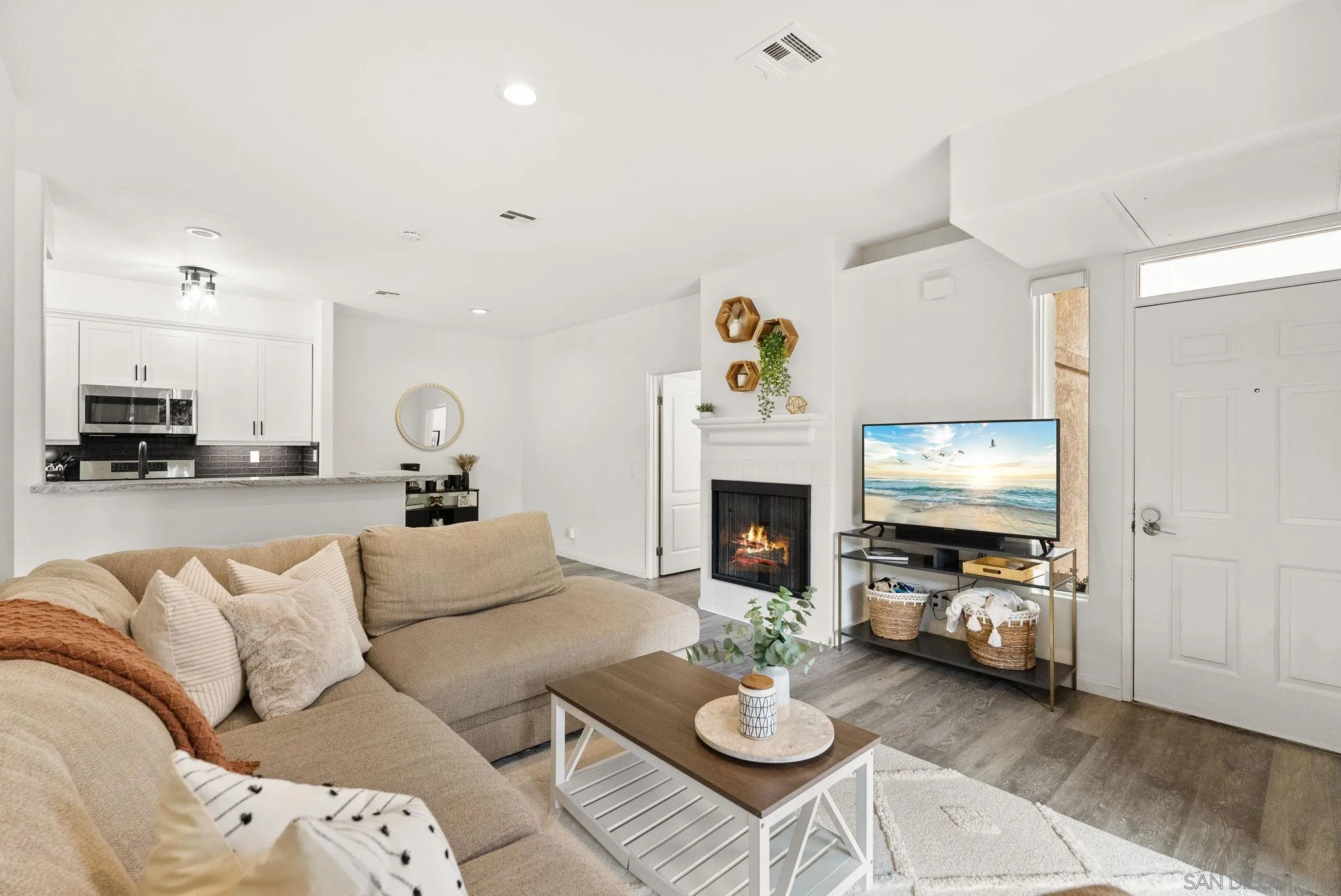 Photo #2: 240002819 Listing 