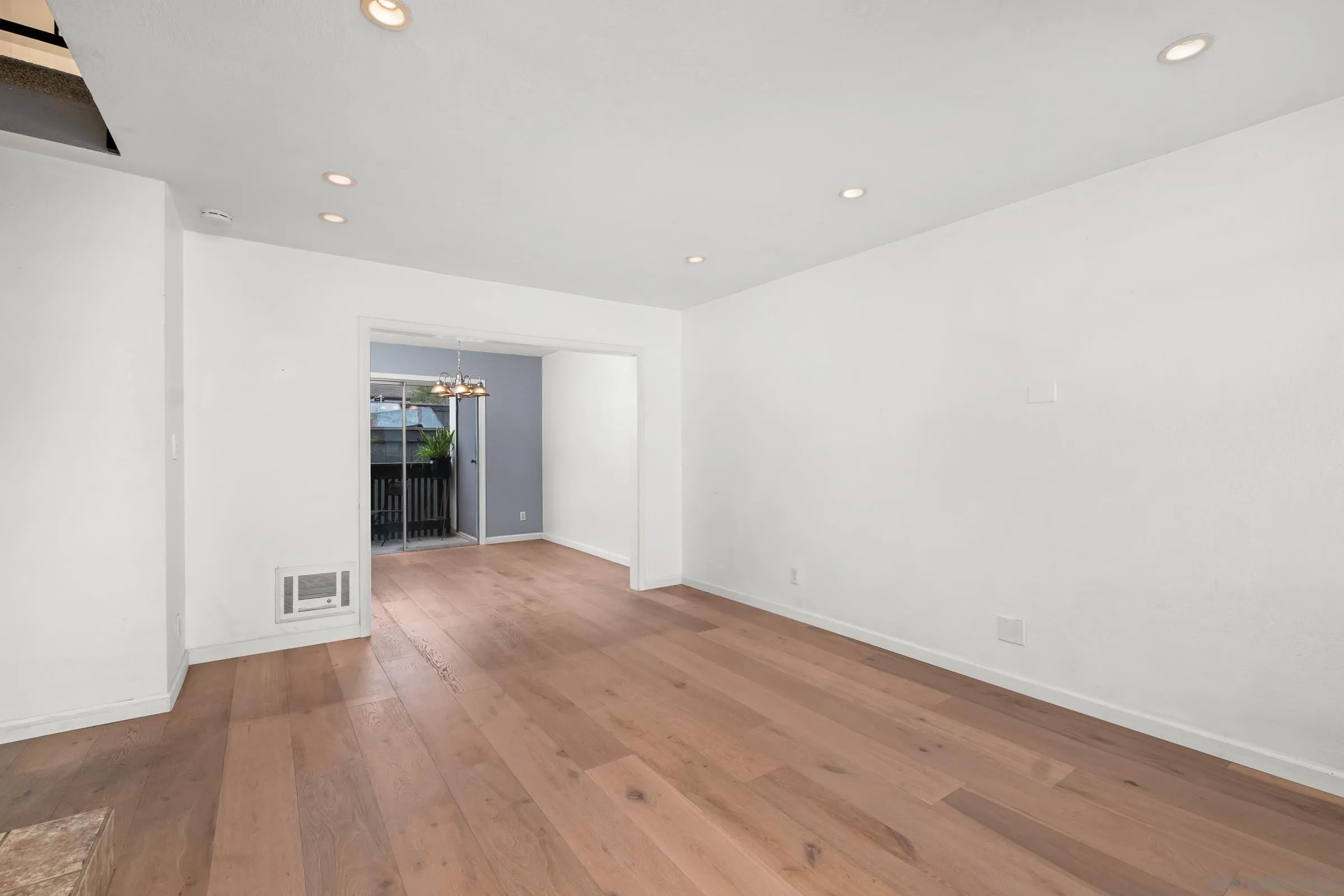 Photo #2: 240002931 Listing 