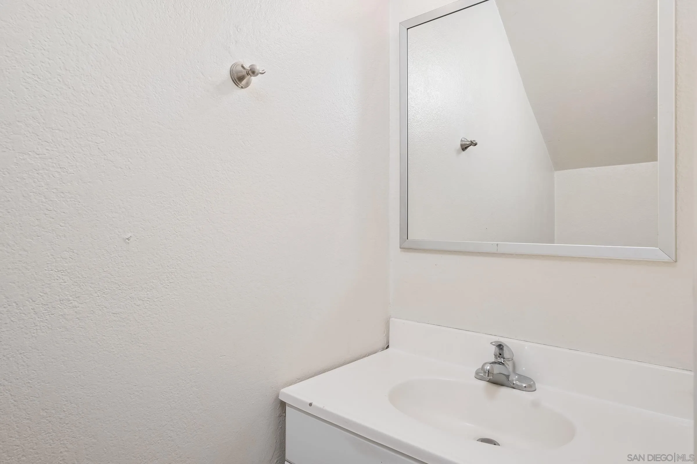 Photo #5: 240002931 Listing 