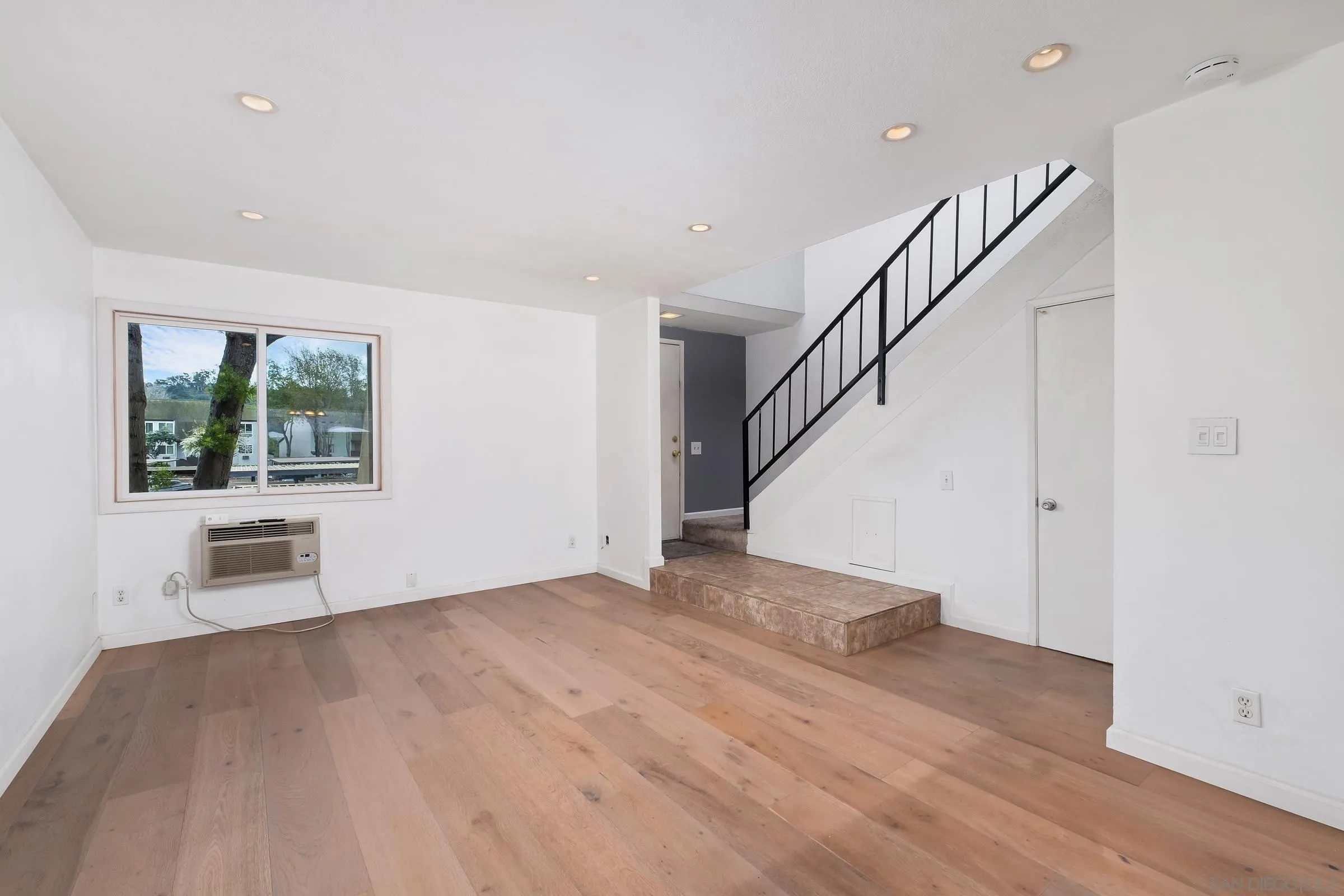 Photo #3: 240002931 Listing 