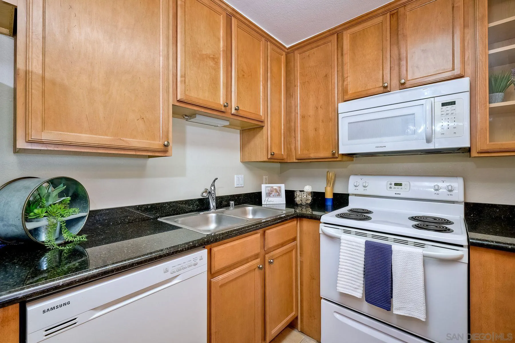 Photo #2: 240003029 Listing 
