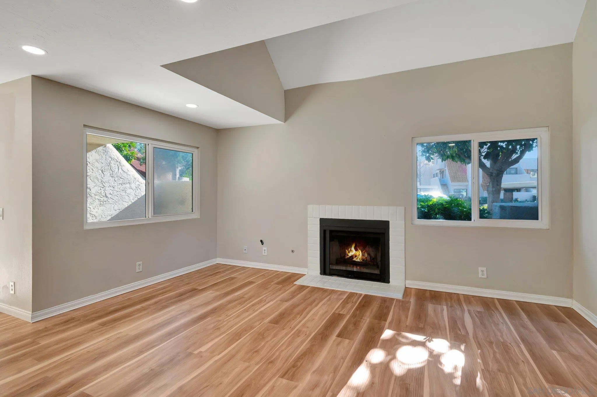 Photo #3: 240003071 Listing 