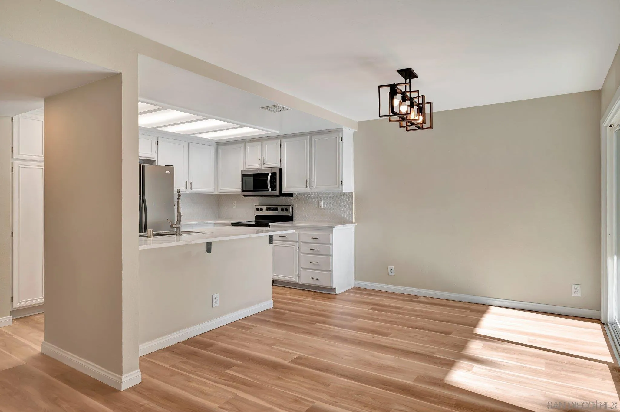 Photo #5: 240003071 Listing 