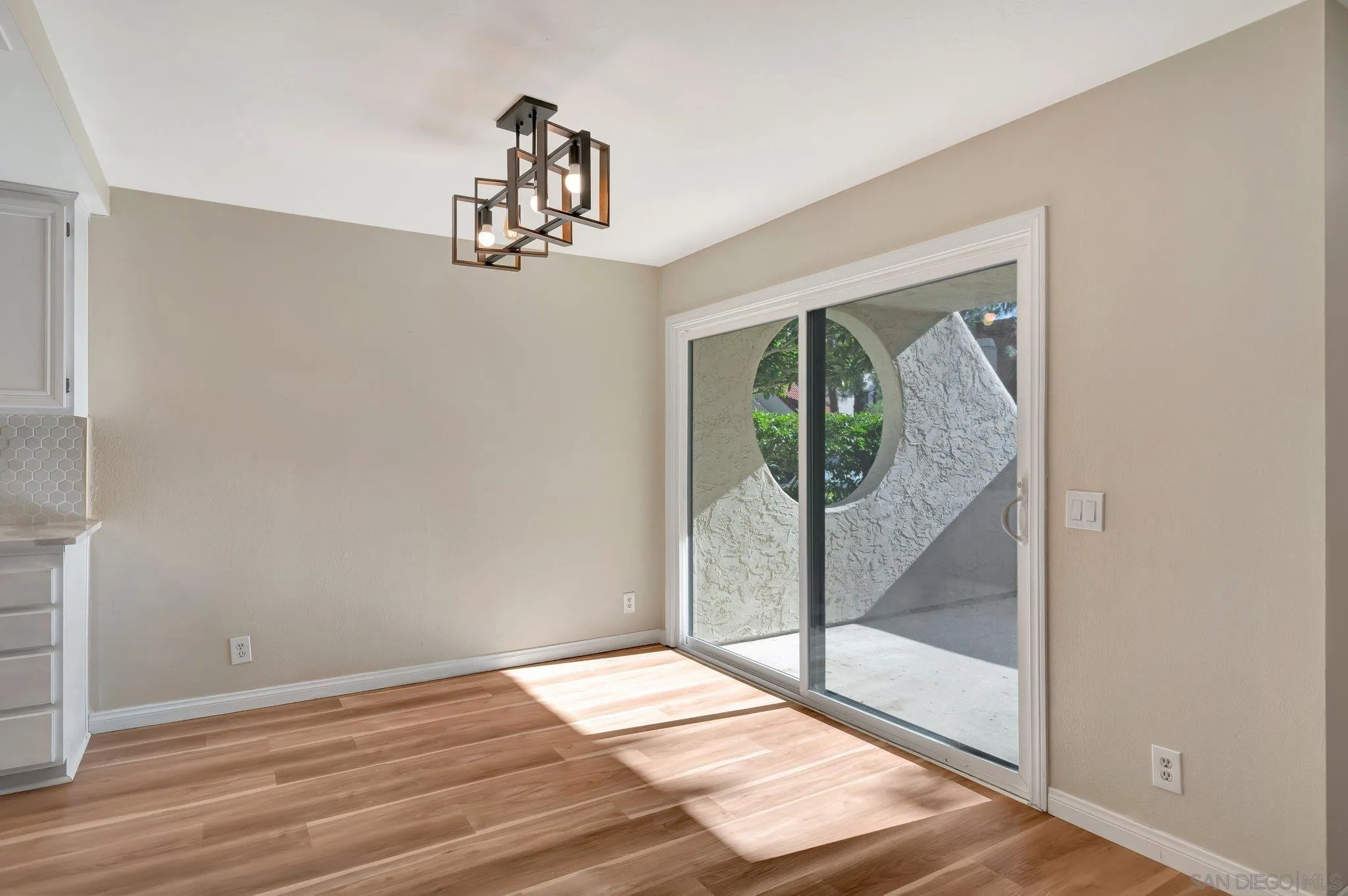 Photo #6: 240003071 Listing 