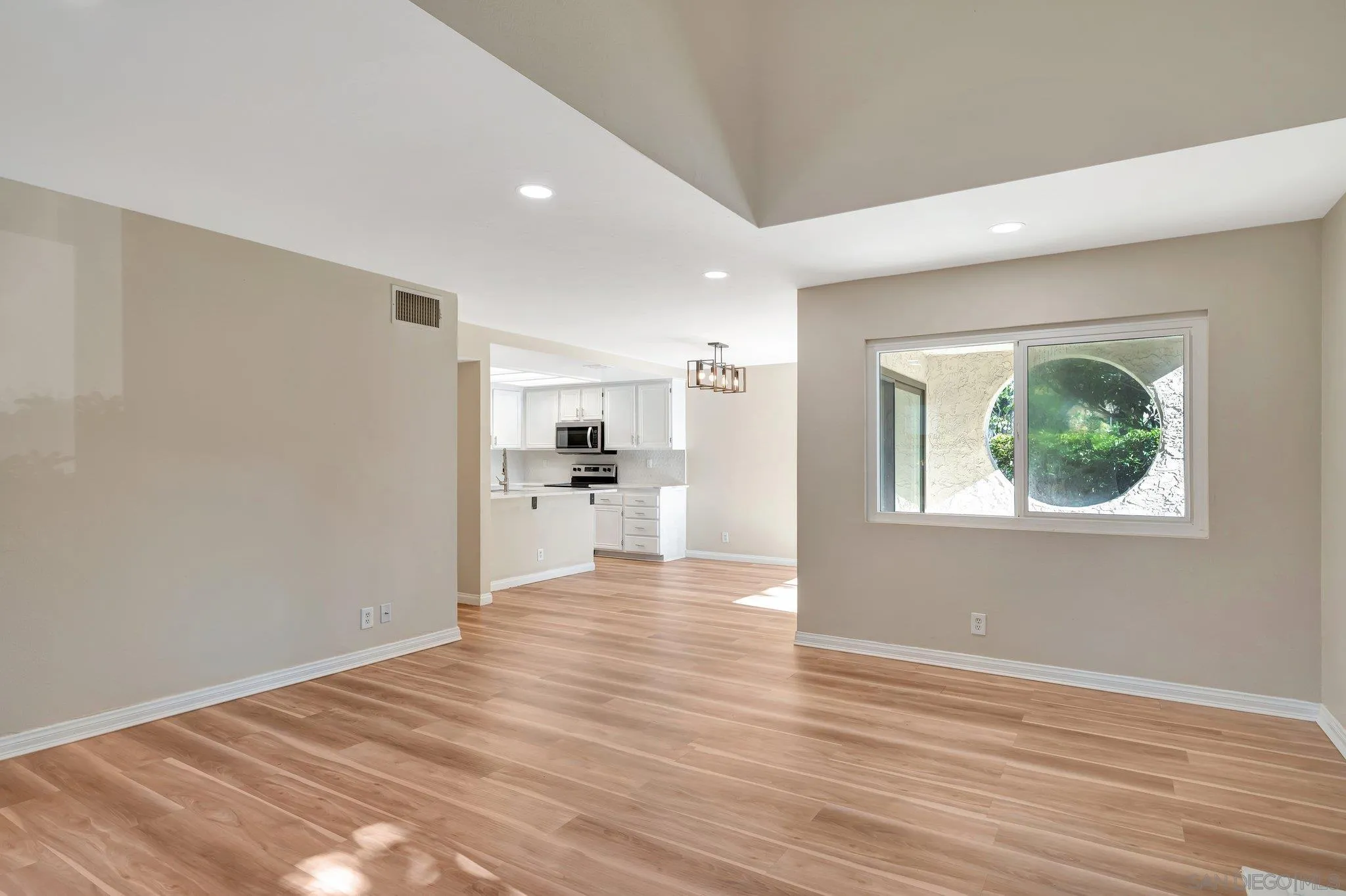 Photo #2: 240003071 Listing 