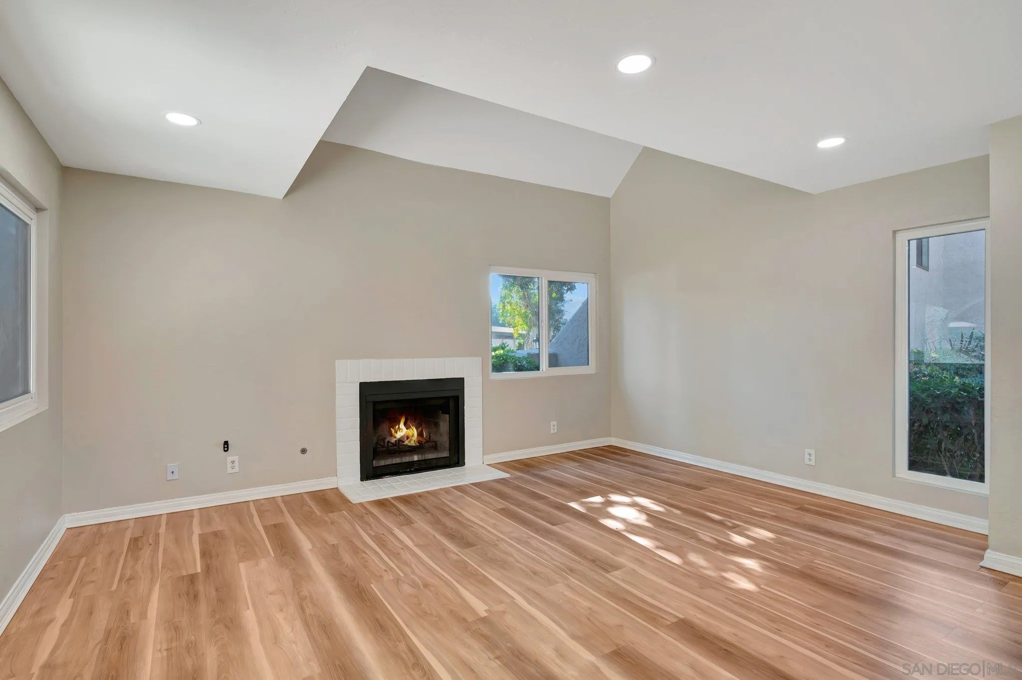 Photo #4: 240003071 Listing 