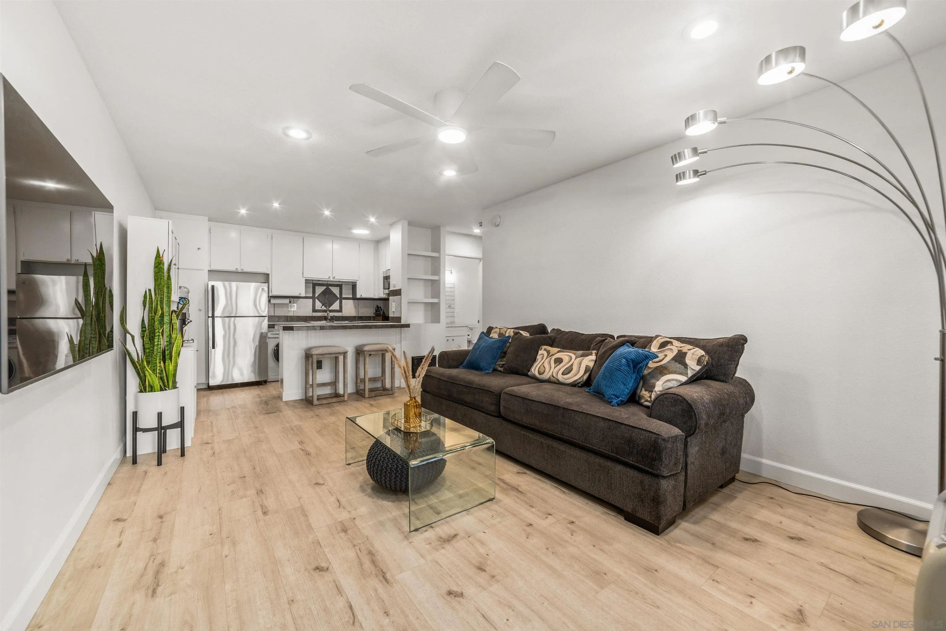 Photo #2: 240003313 Listing 