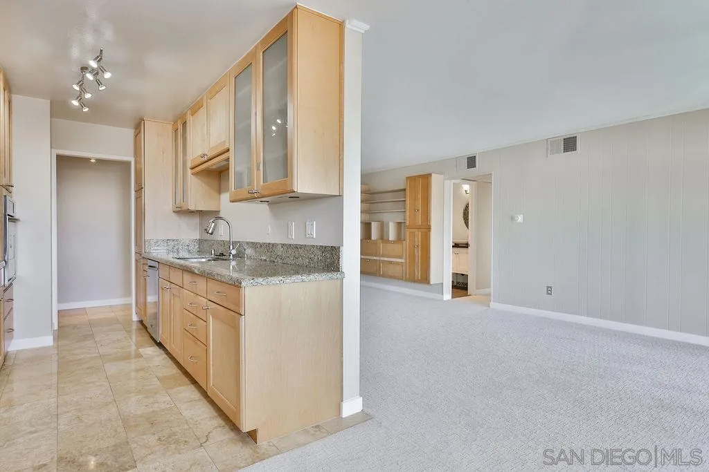 Photo #6: 240003407 Listing 