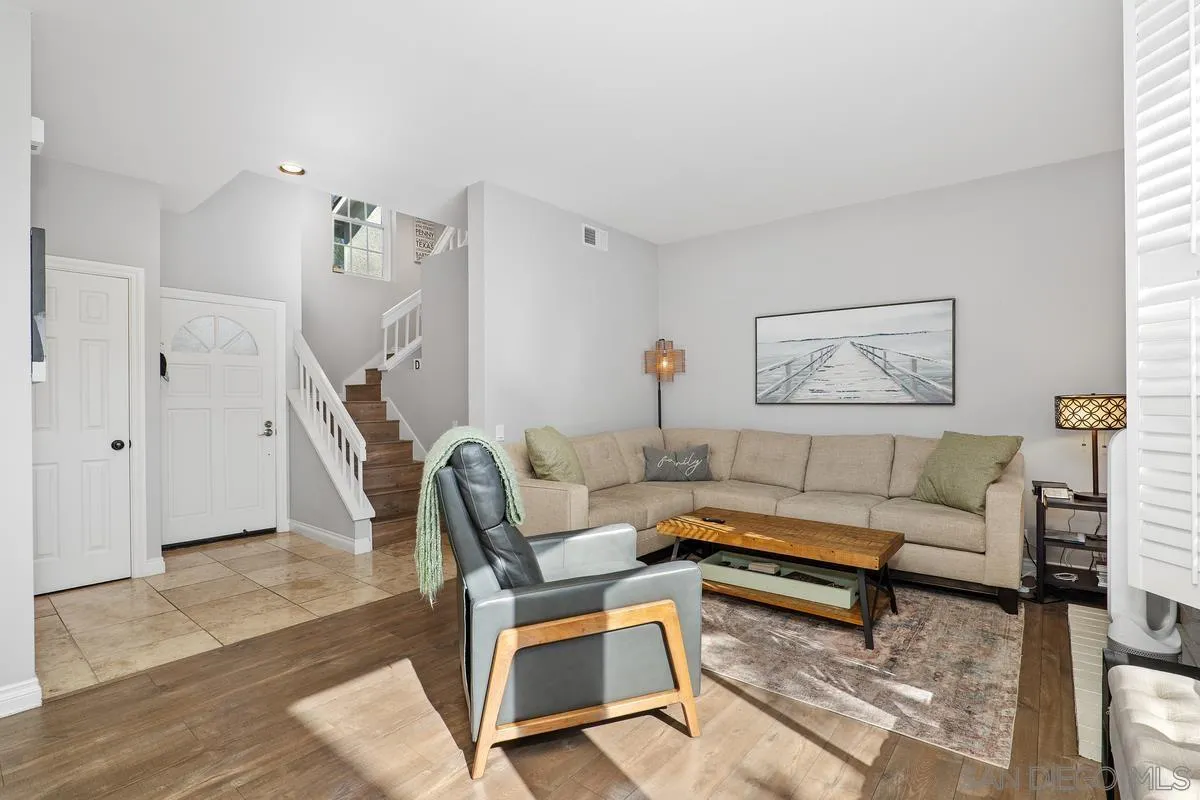 Photo #3: 240003422 Listing 
