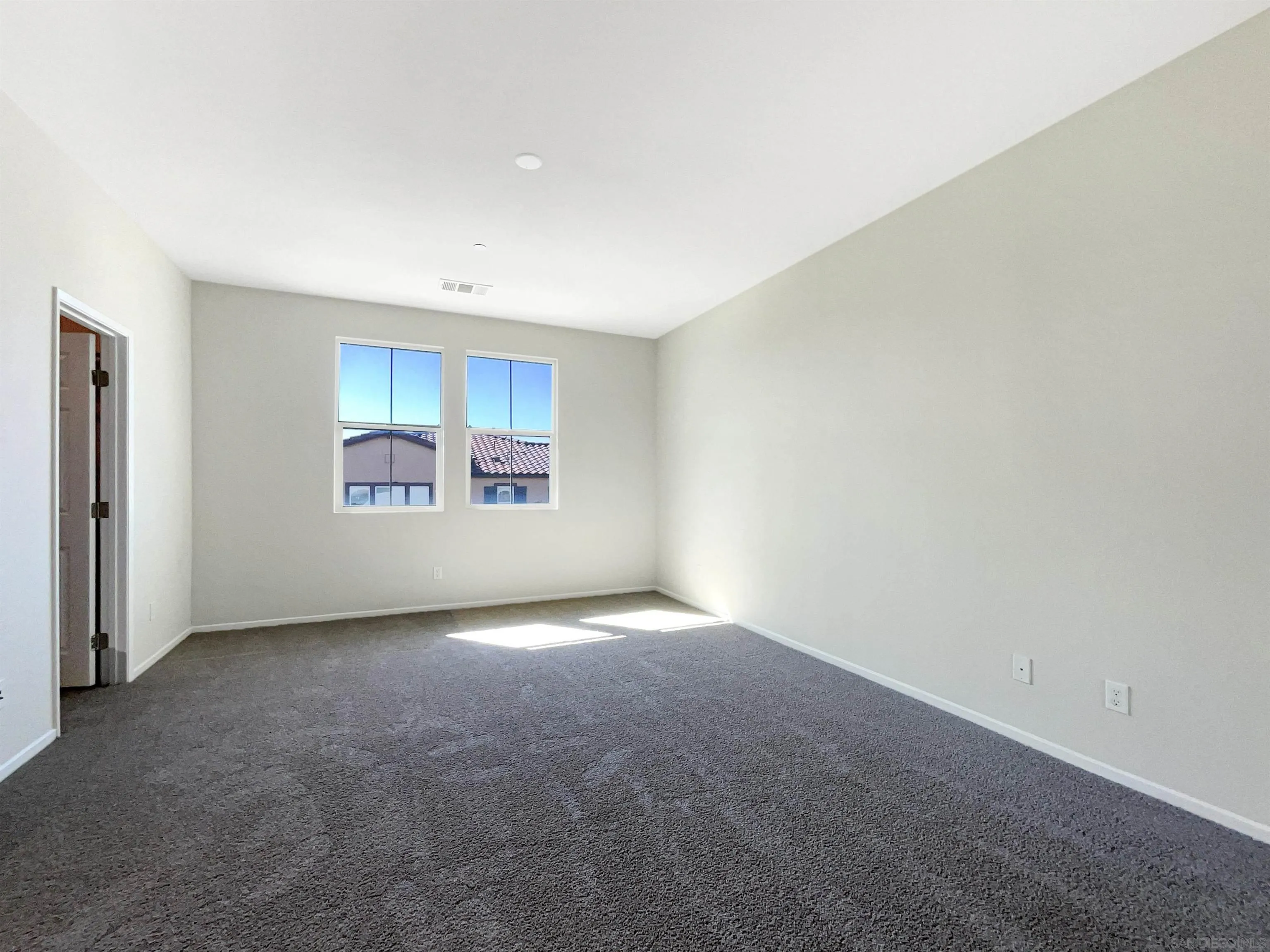 Photo #5: 240003461 Listing 