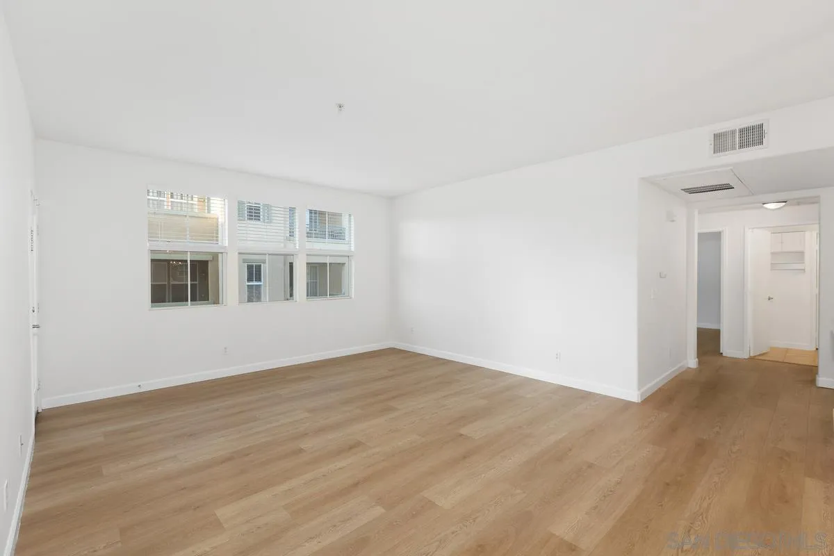 Photo #5: 240003562 Listing 