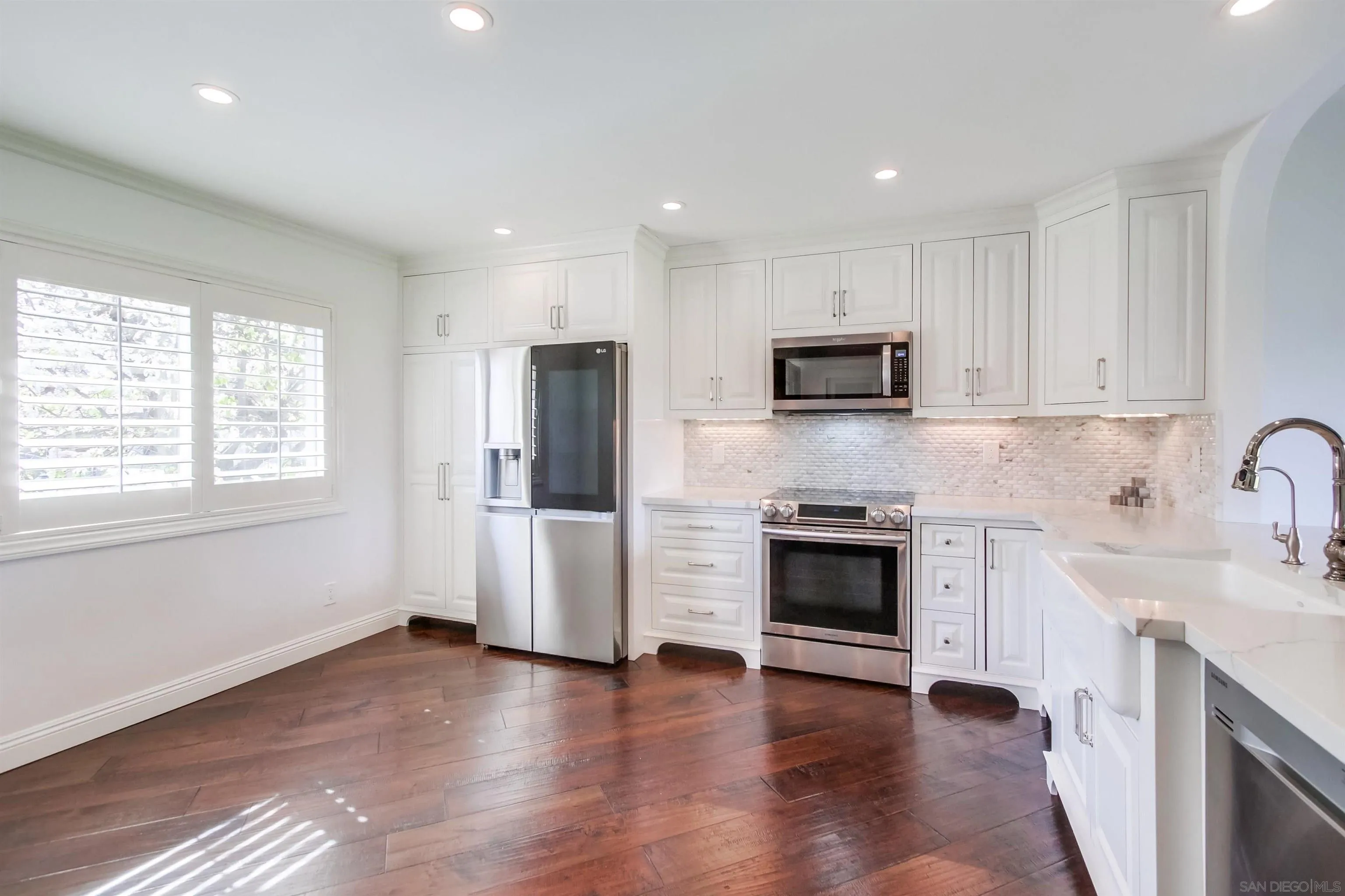 Photo #3: 240003588 Listing 